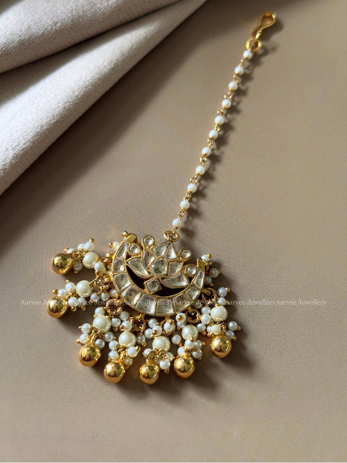 JADAU KUNDAN PEARL BEAD TIKKA WITH WHITE STONE LOTUS PENDANT