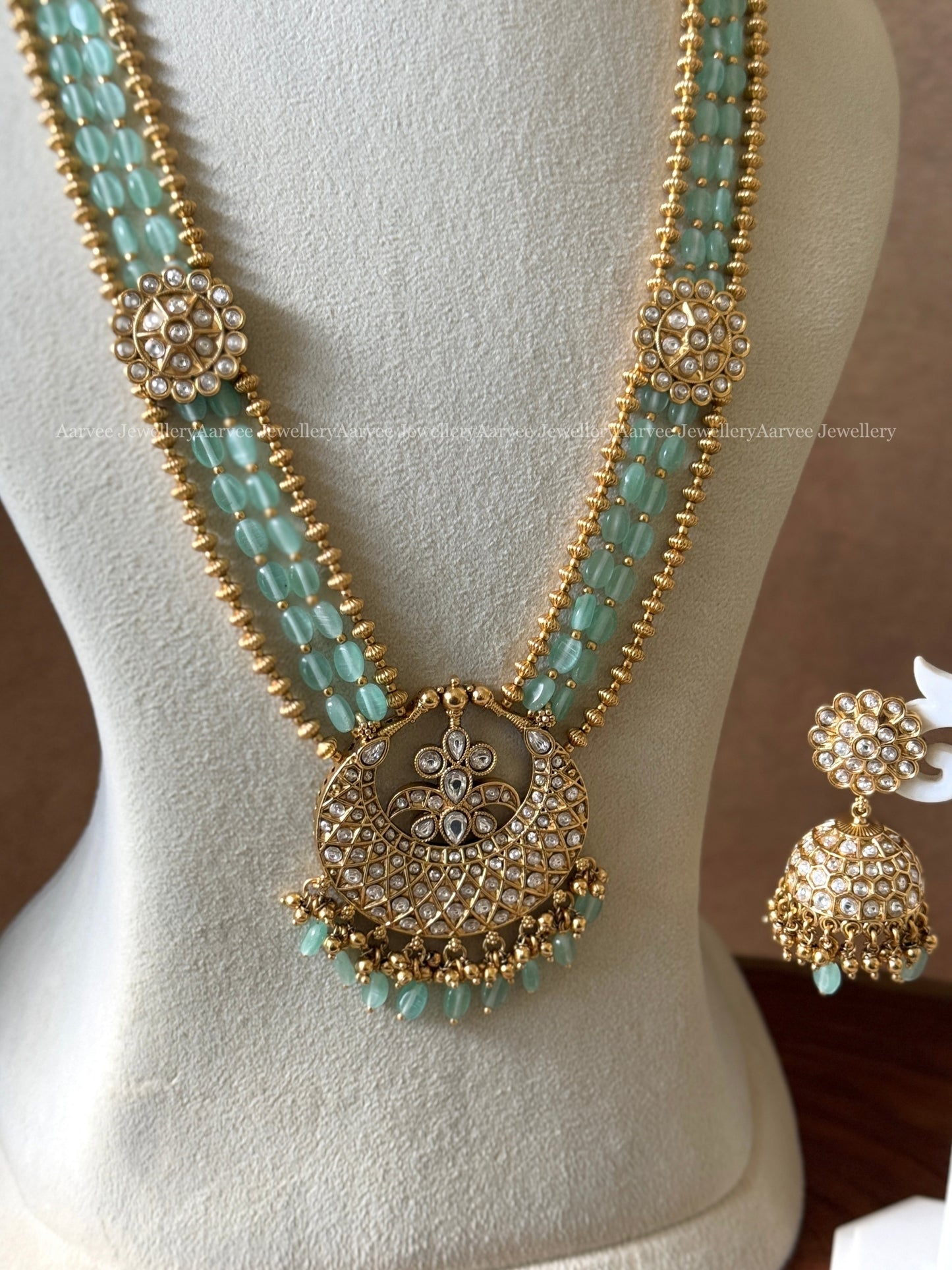 BLUE BEADS MID LENGTH CHAIN SET WITH FLORAL PENDANT IN WHITE STONES