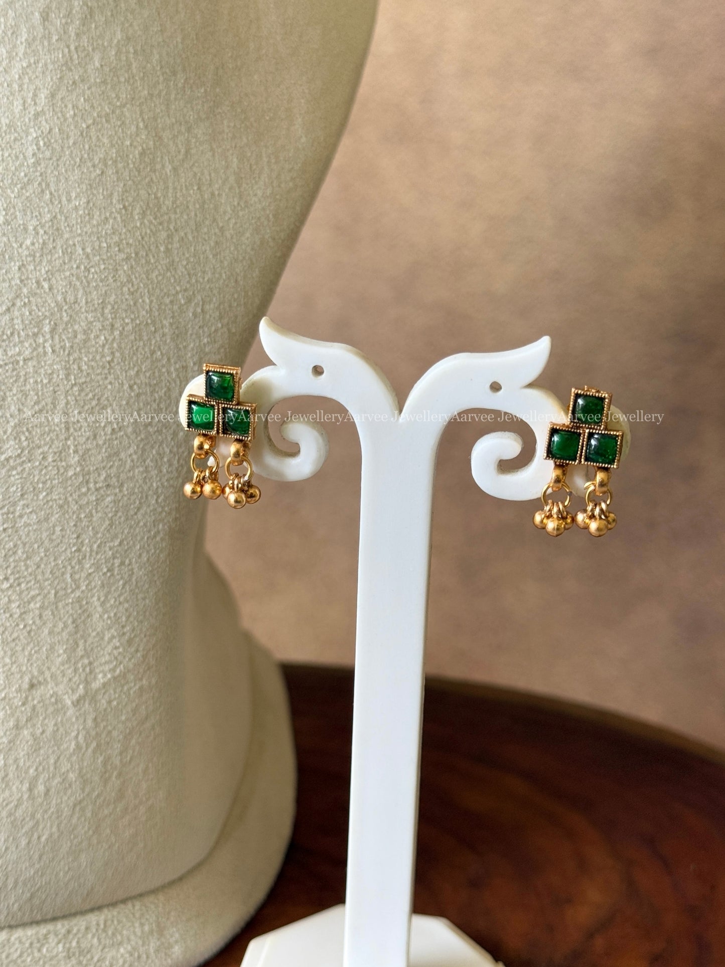 GOLD CHAIN CHOKER SET WITH GREEN STONES