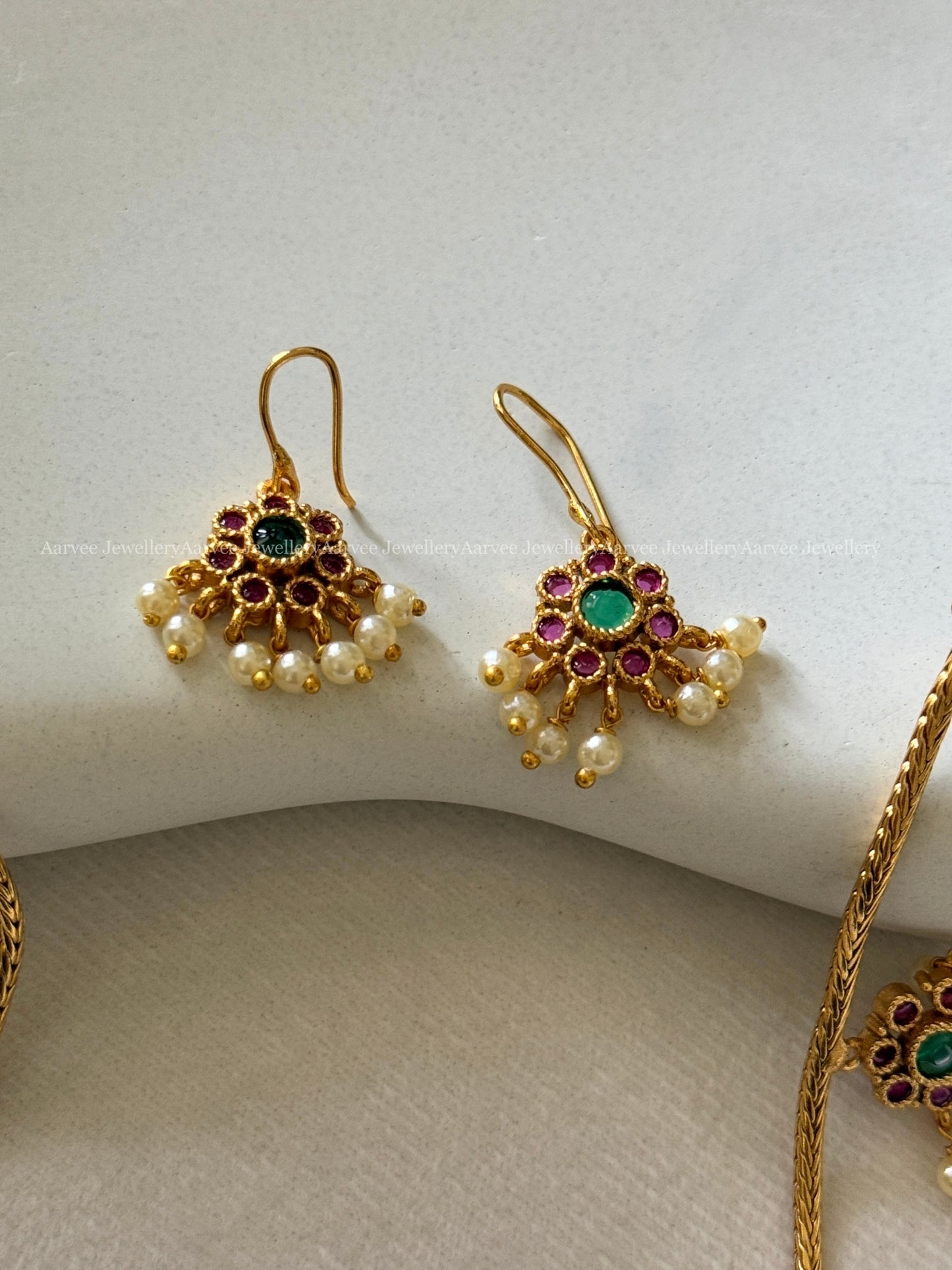 DELICATE FLORAL MULTI PENDANT NECKLACE SET IN RUBY GREEN COLOUR KEMP STONES