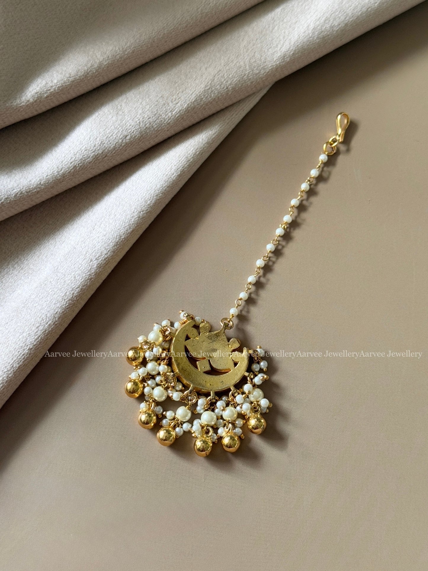 JADAU KUNDAN PEARL BEAD TIKKA WITH WHITE STONE LOTUS PENDANT