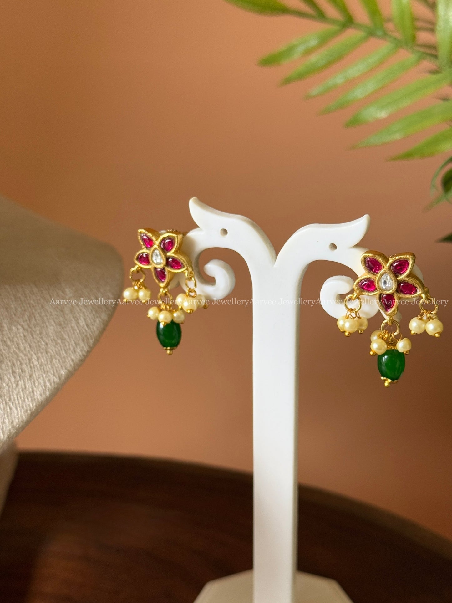 PEARL LINE JADAU KUNDAN CHOKER SET WITH ROUND PENDANT AND GREEN BEAD DROPS