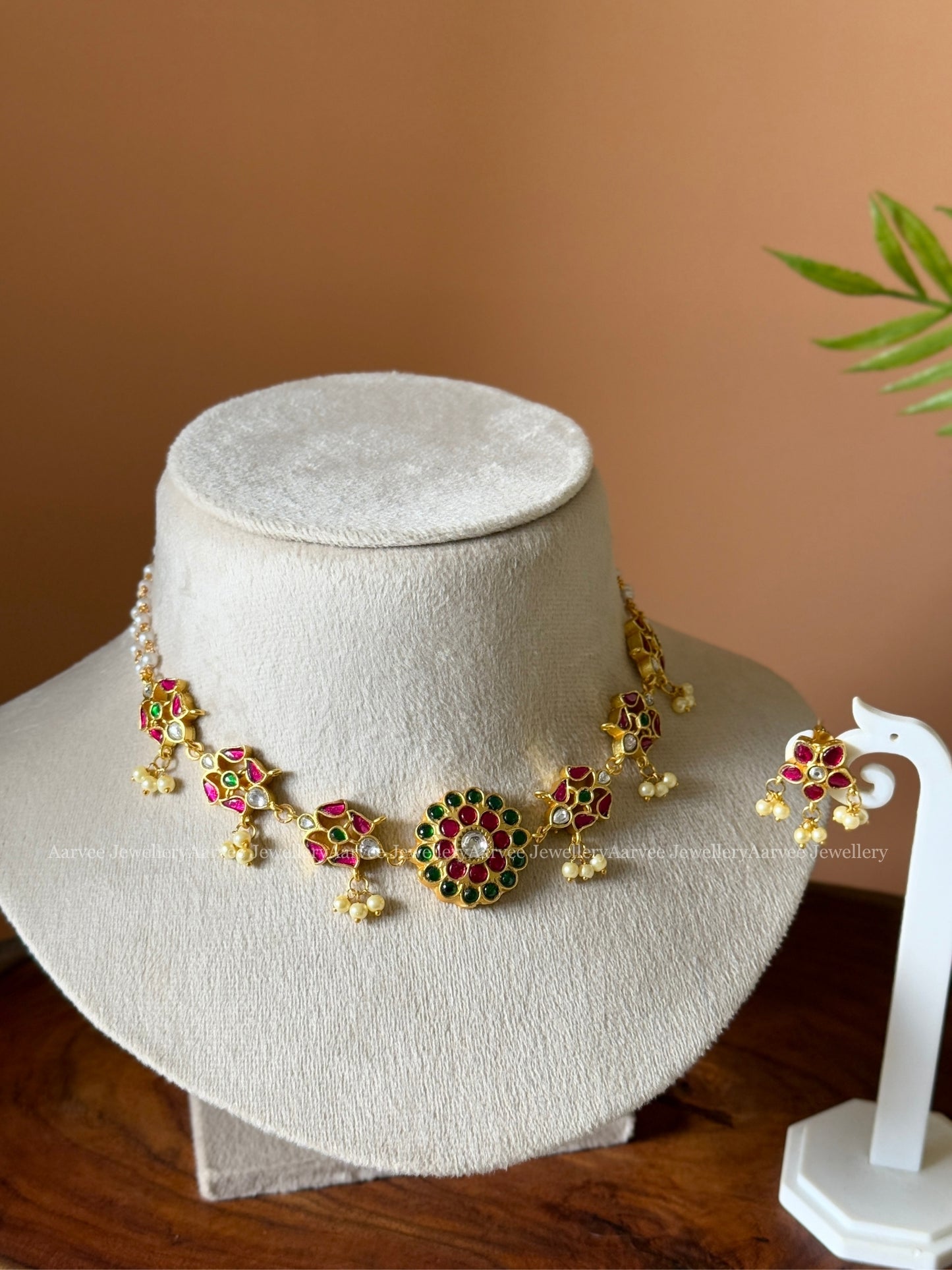 PEARL LINE JADAU KUNDAN CHOKER SET WITH ROUND PENDANT AND PEARL BEAD DROPS