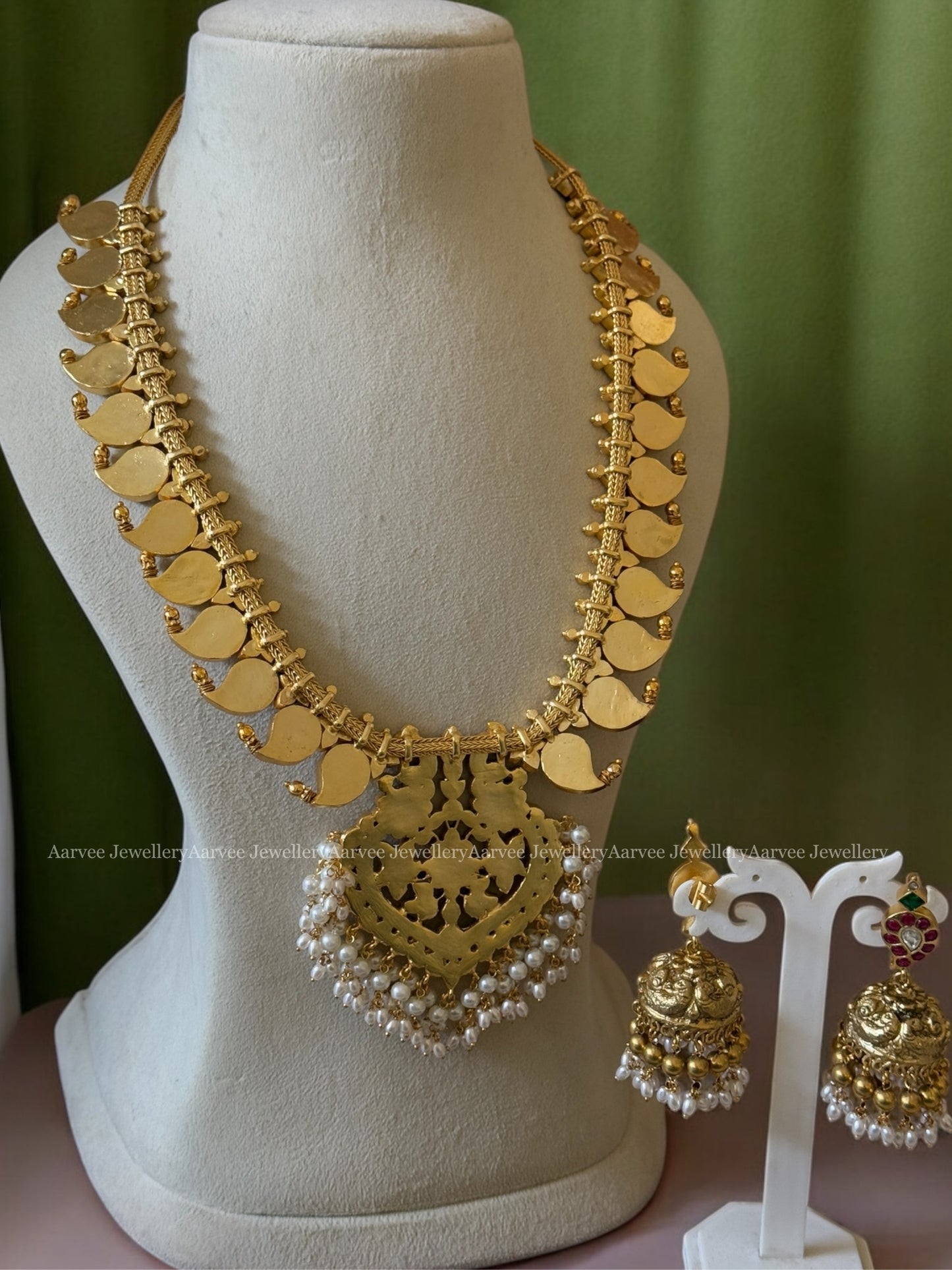 JADAU KUNDAN MANGO MOTIF HARAM SET WITH PEACOCK PENDANT & PEARL BEADS