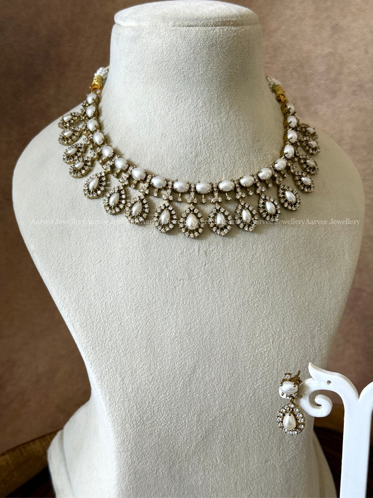 WHITE PEARL STONE NECKLACE SET WITH TEAR DROP PENDANT