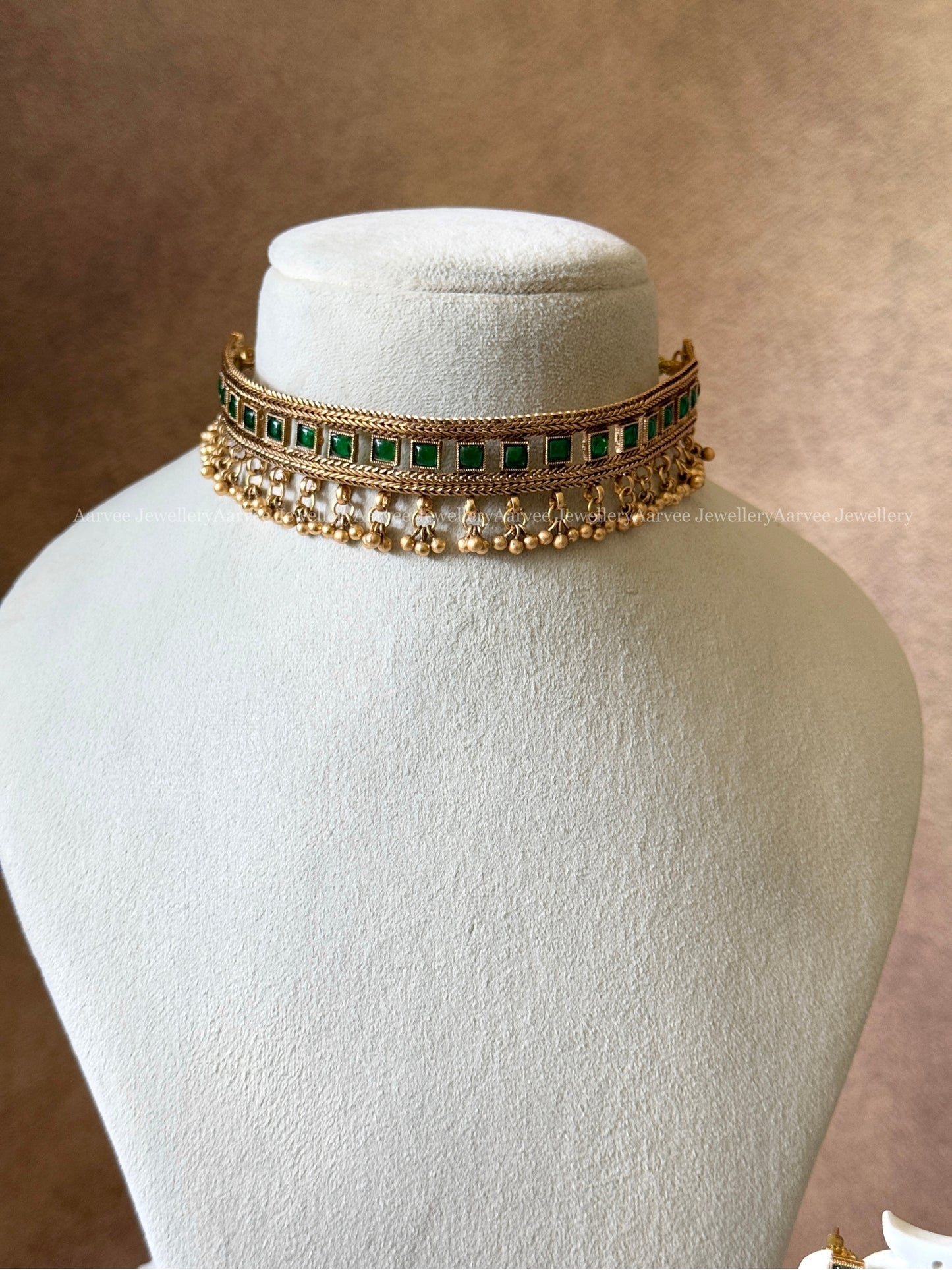 GOLD CHAIN CHOKER SET WITH GREEN STONES