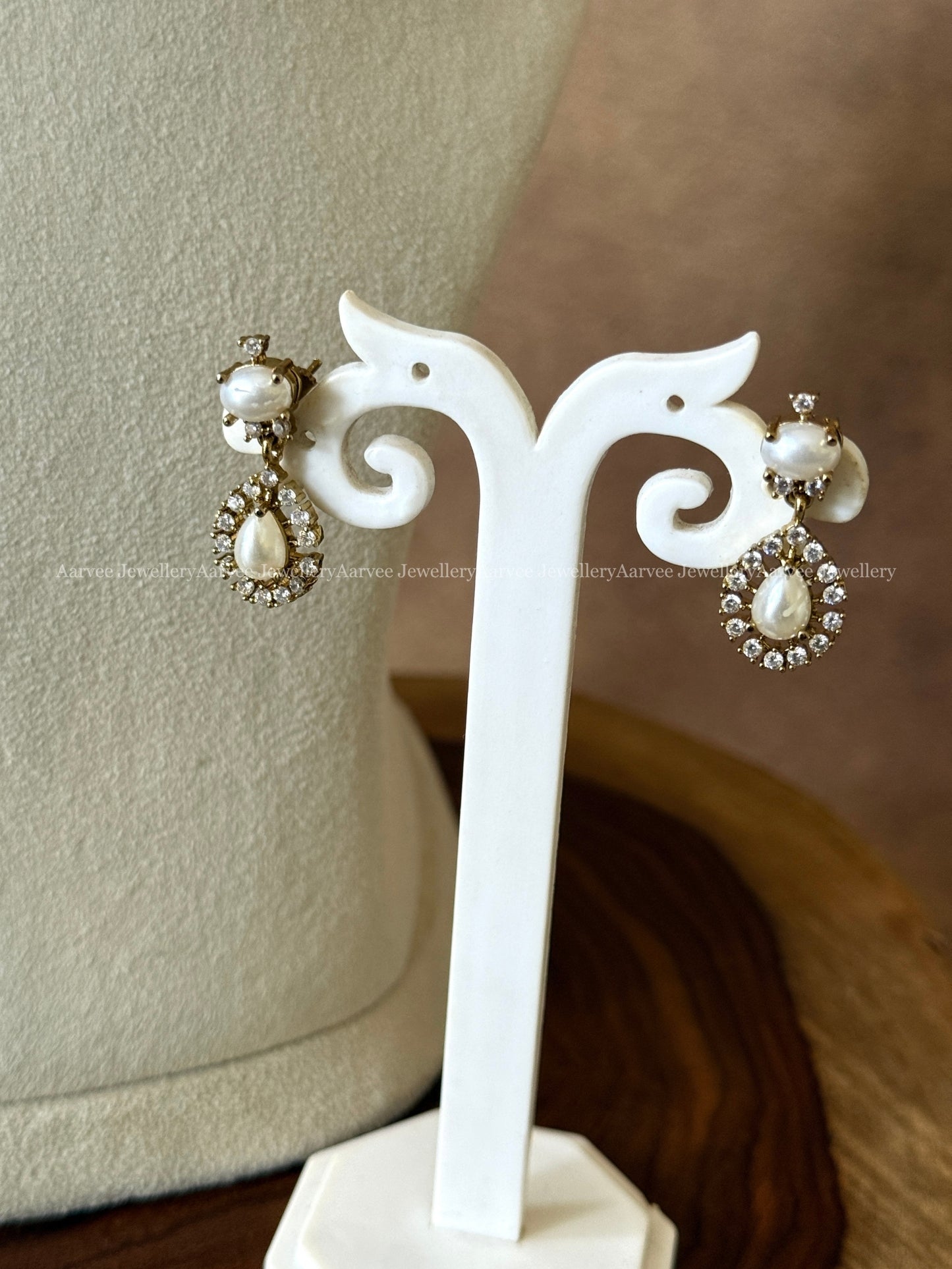 WHITE PEARL STONE NECKLACE SET WITH TEAR DROP PENDANT