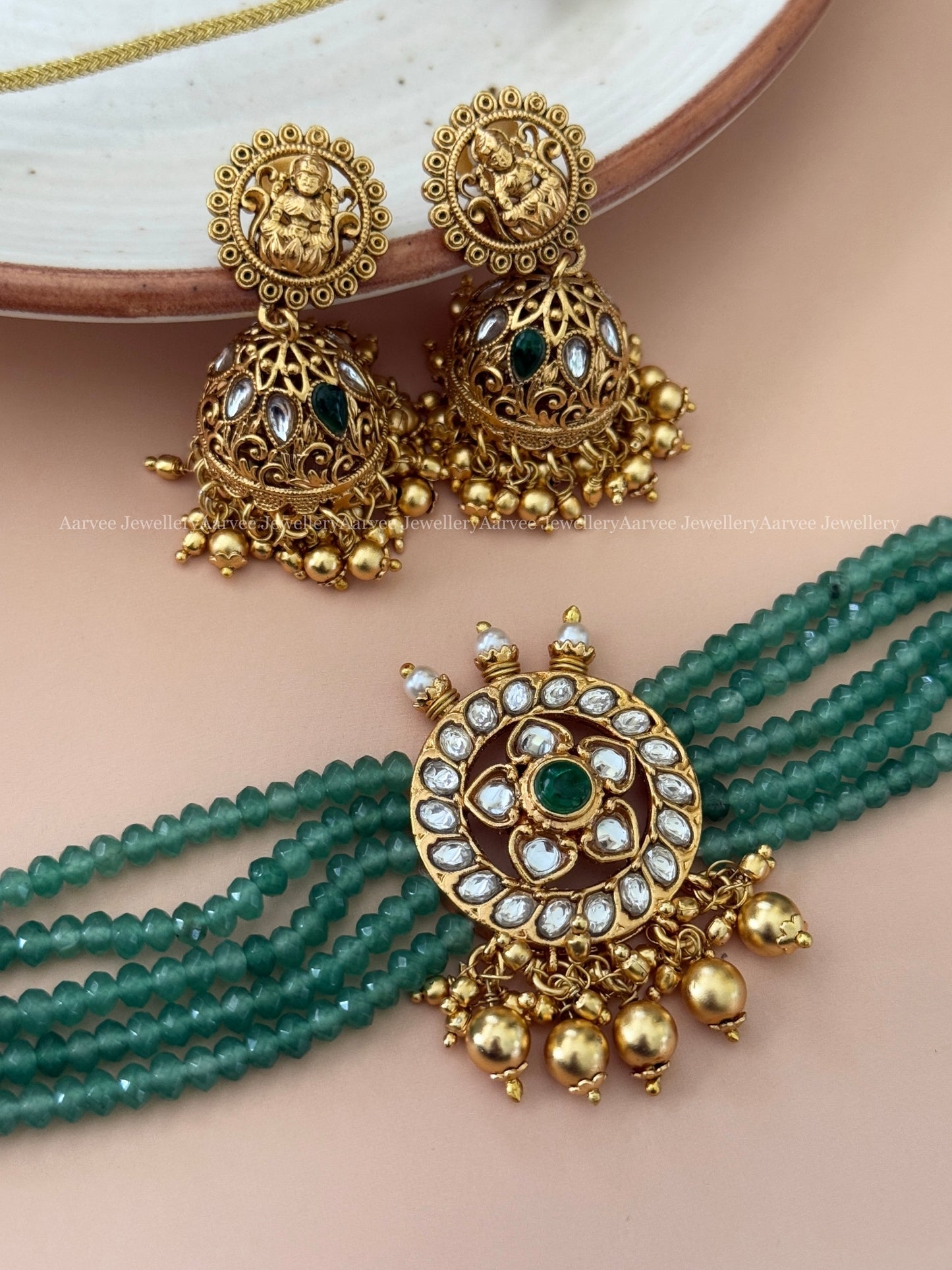 PASTEL BEADED ROUND CHOKER SET WITH WHITE STONES AND GOLD BEADS