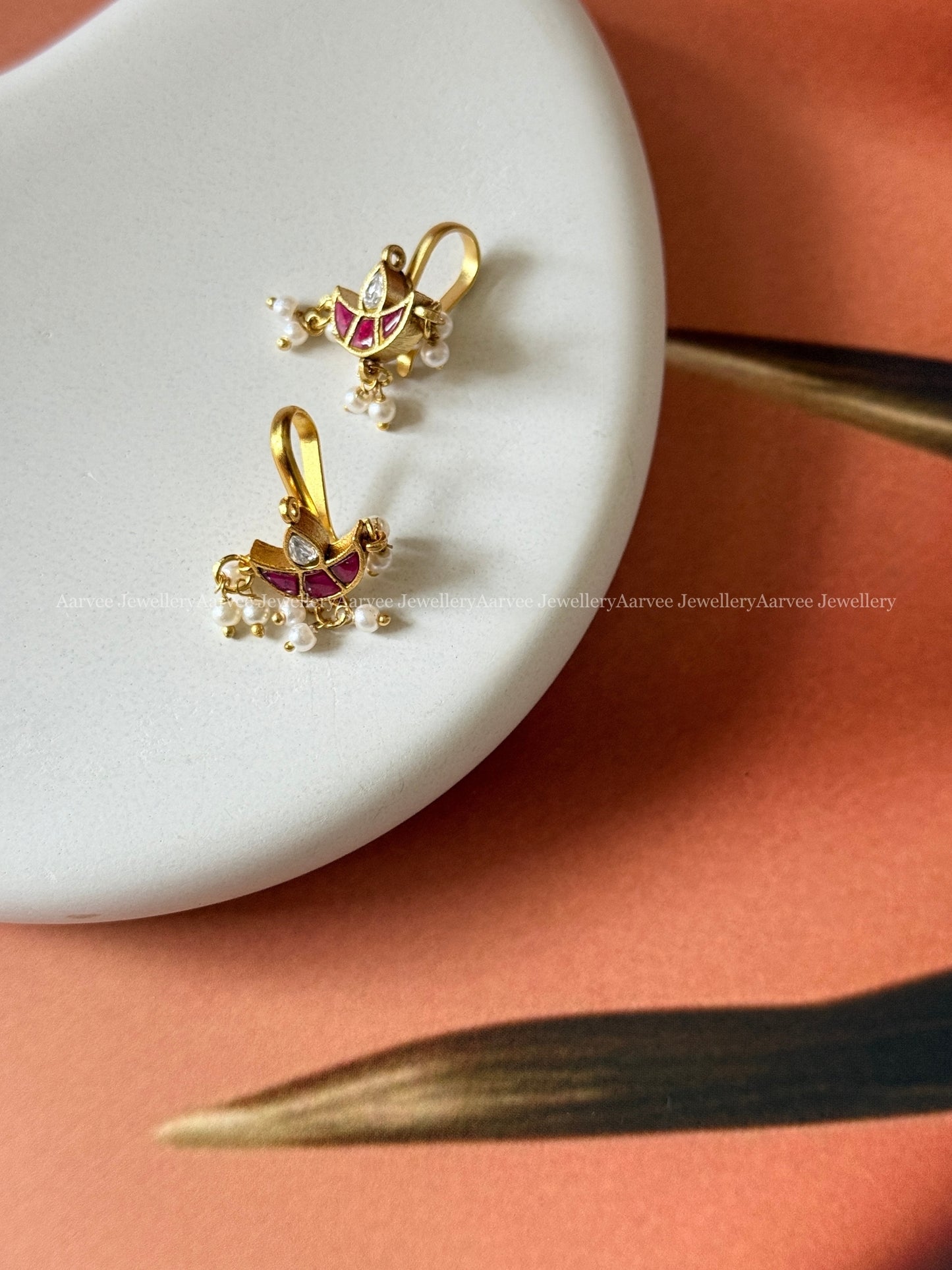 JADAU KUNDAN RUBY/GREEN/WHITE STONES CHAND & FLORAL DESIGN EAR CUFF / BUGADI