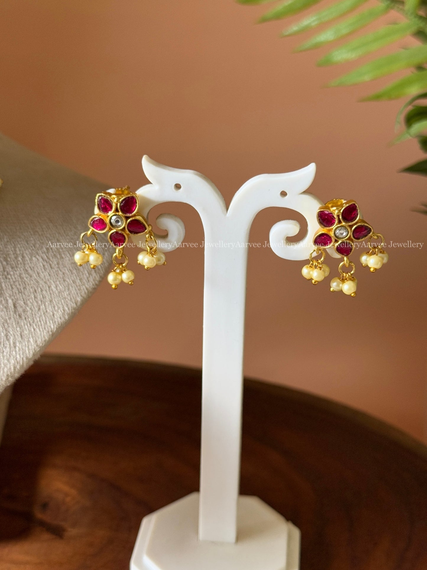 PEARL LINE JADAU KUNDAN CHOKER SET WITH ROUND PENDANT AND PEARL BEAD DROPS