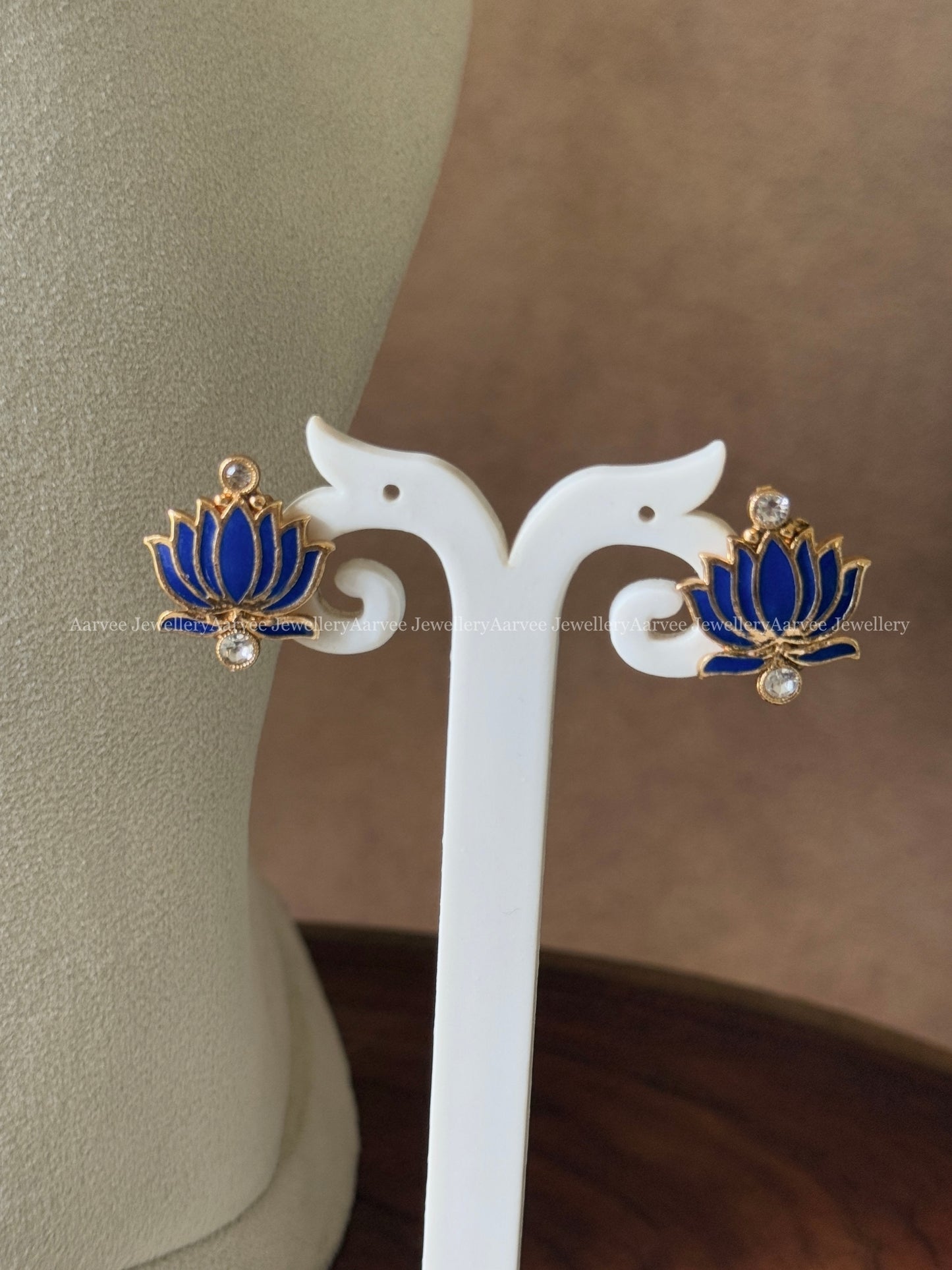 PREMIUM GOLD CHAIN LOTUS NECKLACE SET IN BLUE COLOR