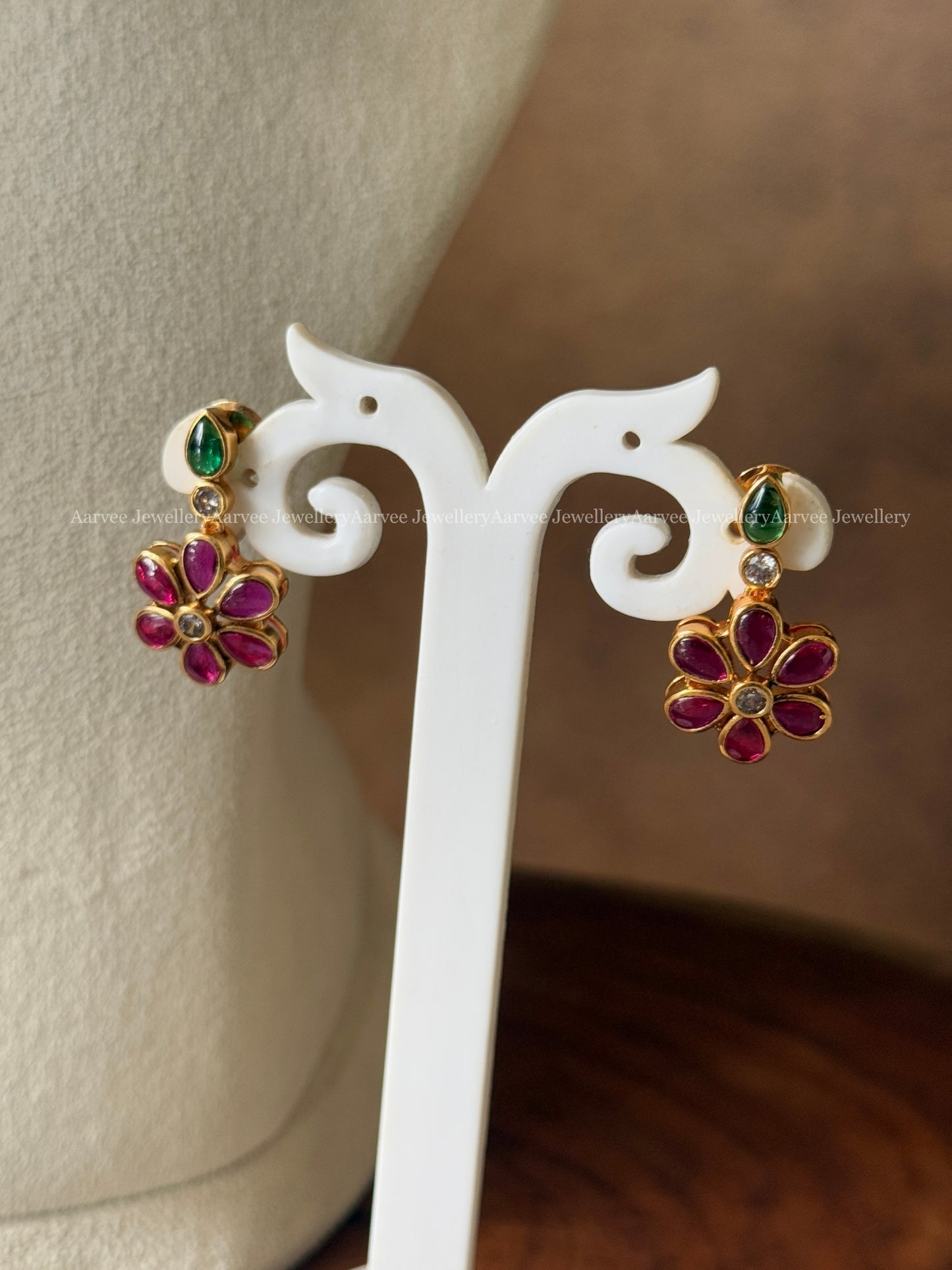 MINIMAL RUBY / GREEN STONE FLORAL NECKLACE SET