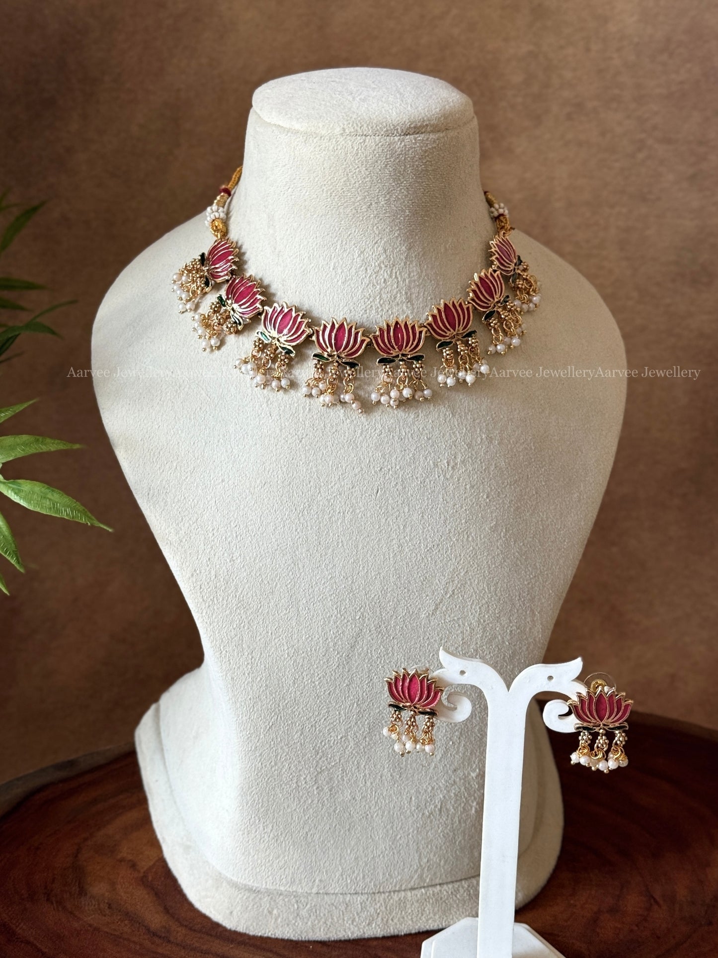 DELICATE LOTUS NECKLACE SET WITH PEARLS