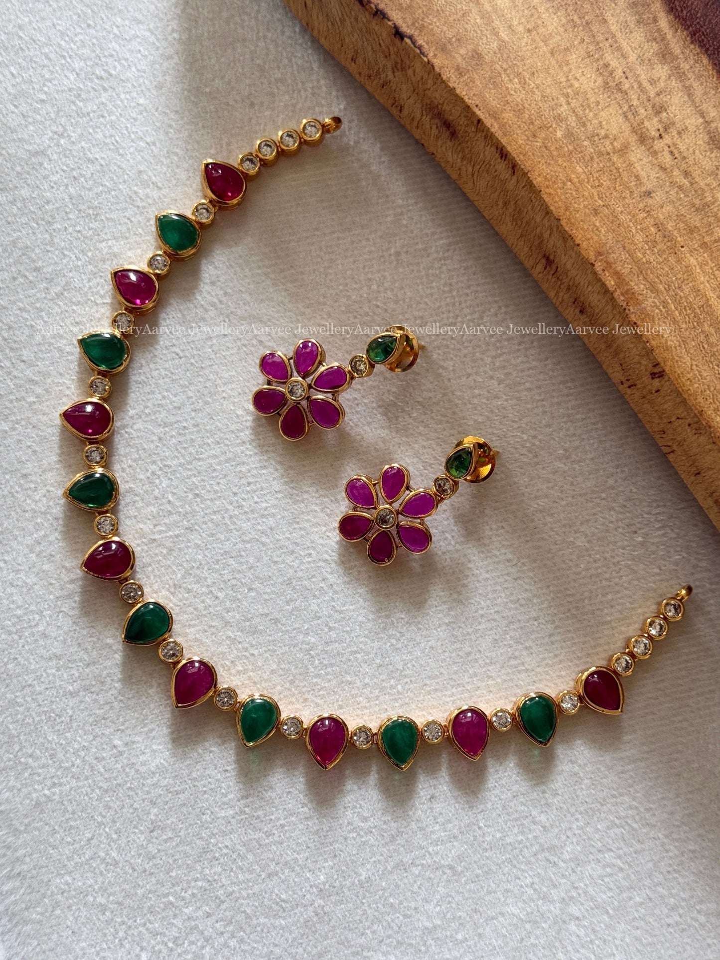 MINIMAL RUBY / GREEN STONE FLORAL NECKLACE SET