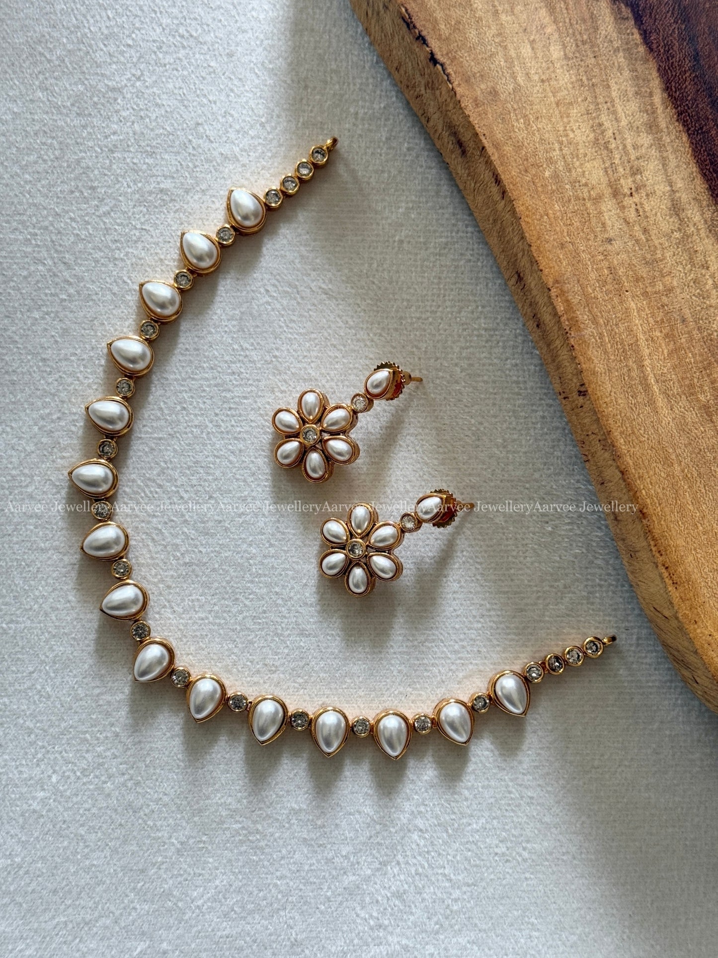 MINIMAL WHTE PEARL STONE FLORAL NECKLACE SET