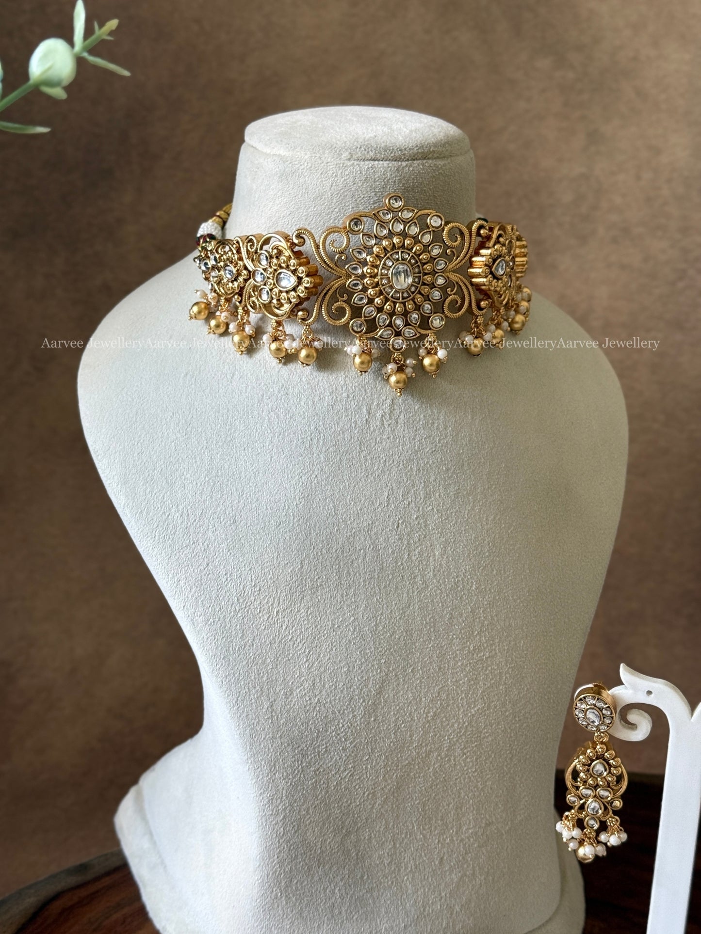 GOLD FINISH KEMP WHITE STONE FLORAL CHOKER SET WITH GOLD BEADS