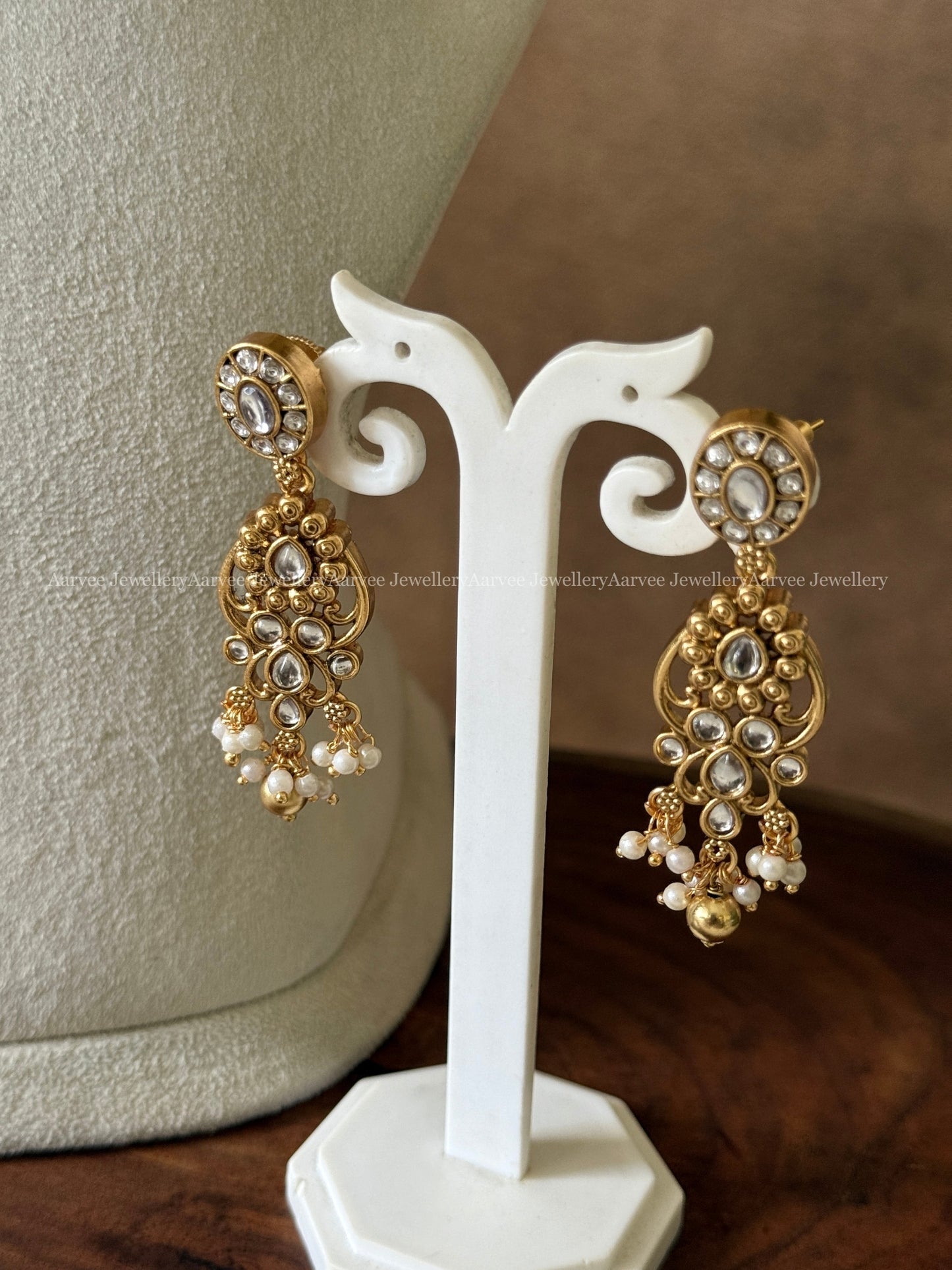 GOLD FINISH KEMP WHITE STONE FLORAL CHOKER SET WITH GOLD BEADS