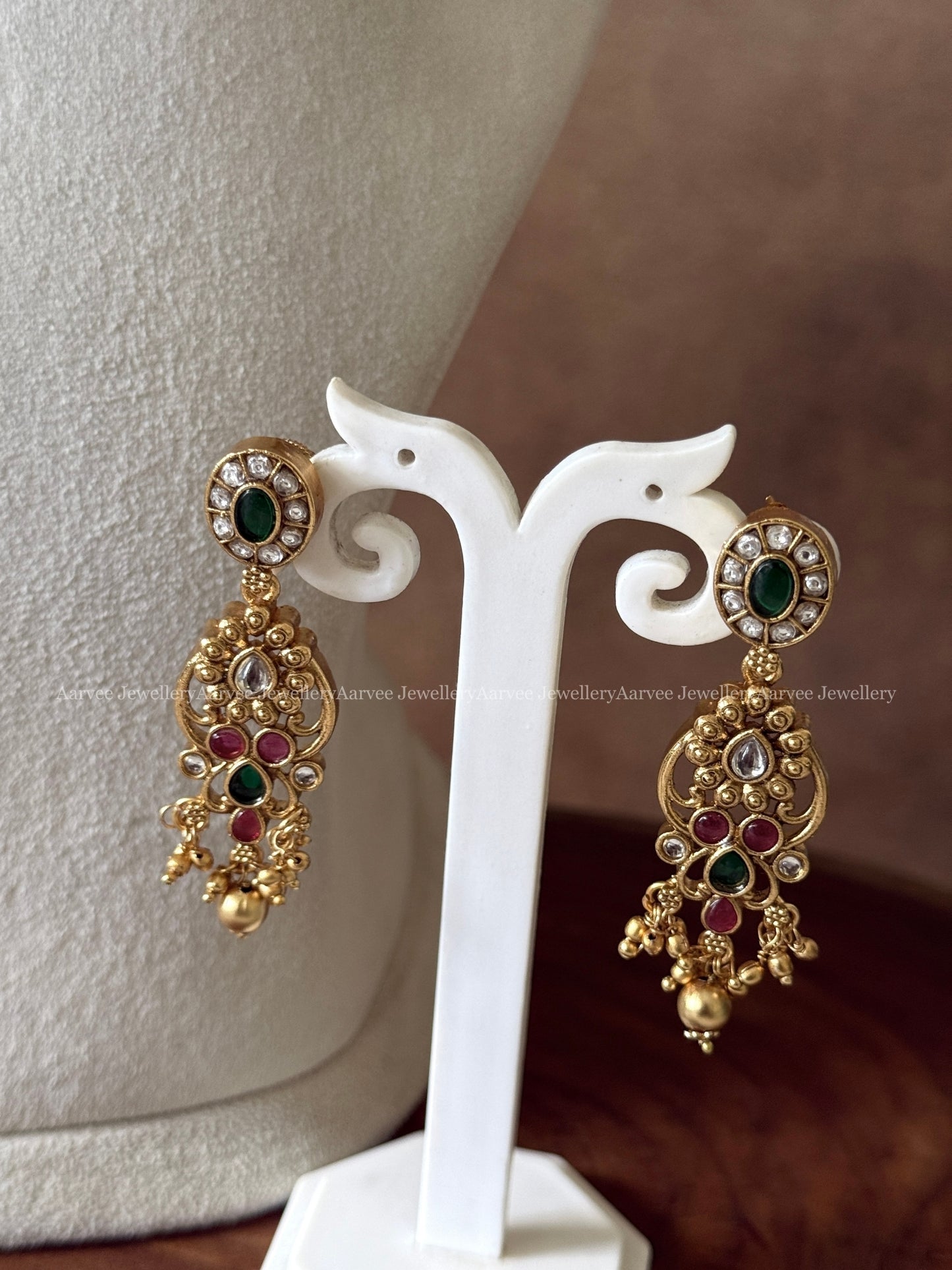 GOLD FINISH KEMP RUBY/ GREEN STONE FLORAL CHOKER SET WITH GOLD BEADS