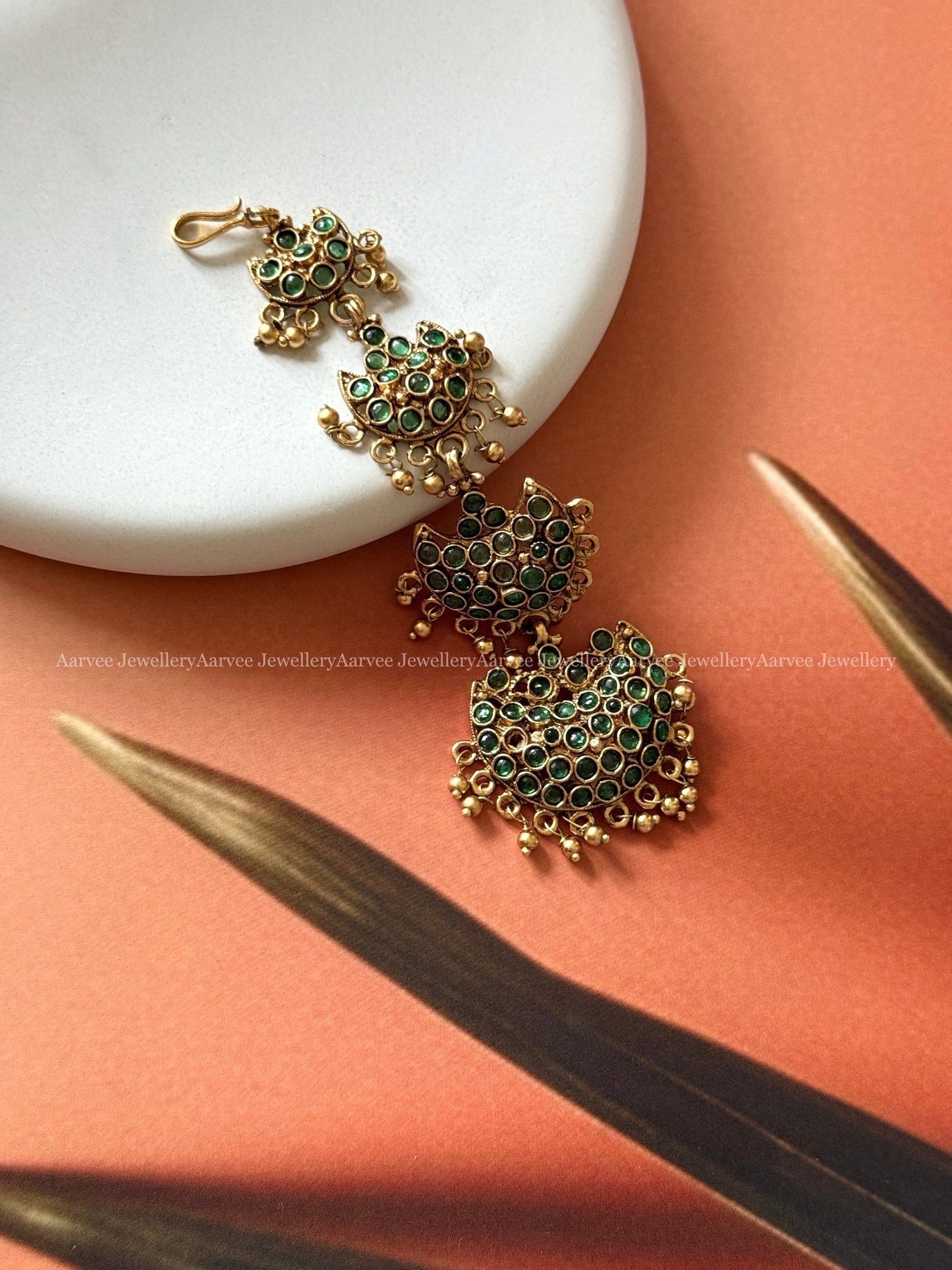 KEMP GREEN STONE MANGTIKKA WITH GOLD BEADS
