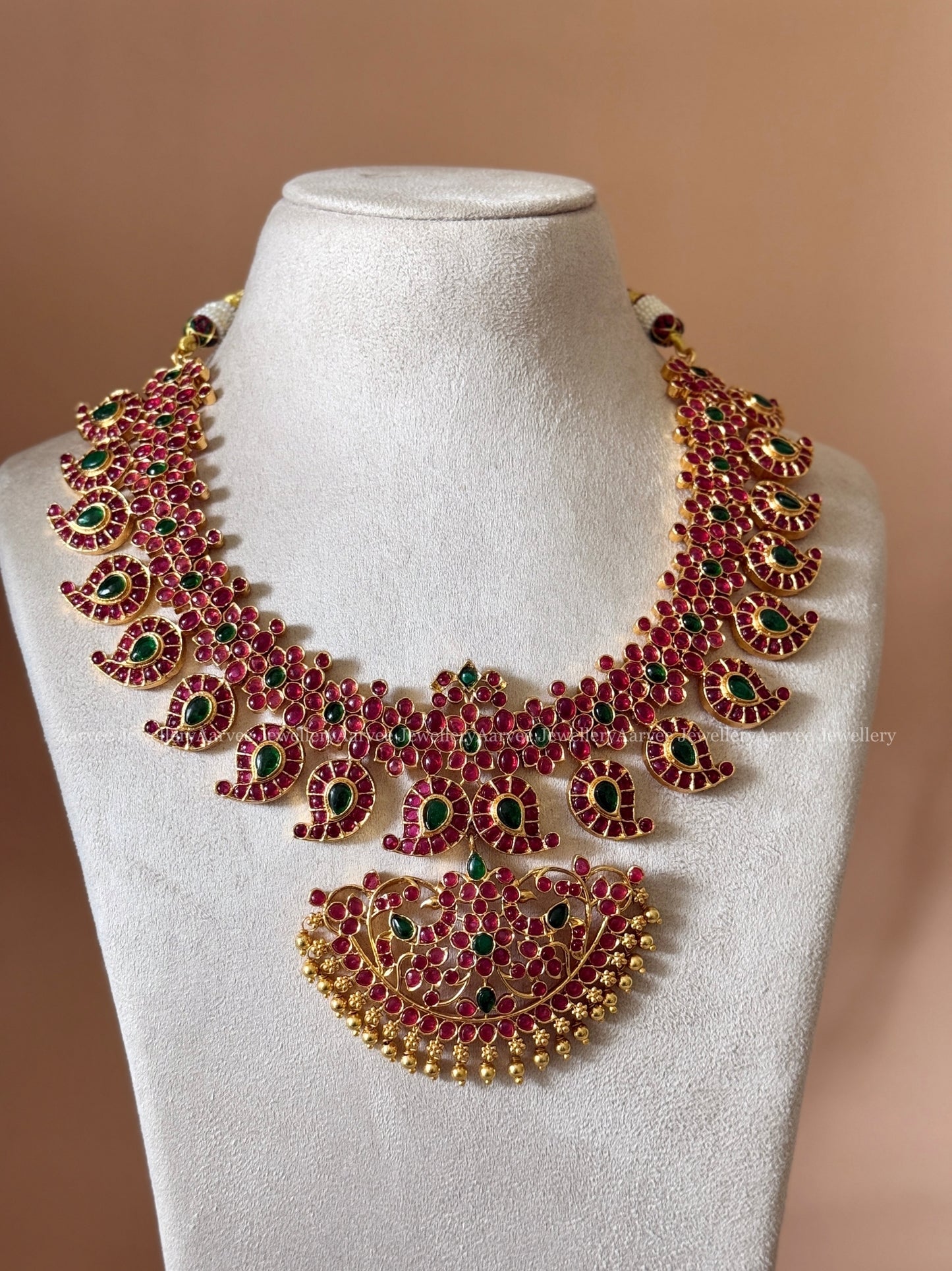 A CLASSIC MANGO MOTIF NECKLACE SET WITH KEMP RUBY / GREEN STONES