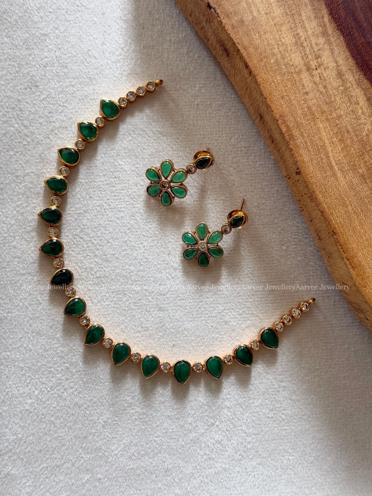 MINIMAL GREEN STONE FLORAL NECKLACE SET