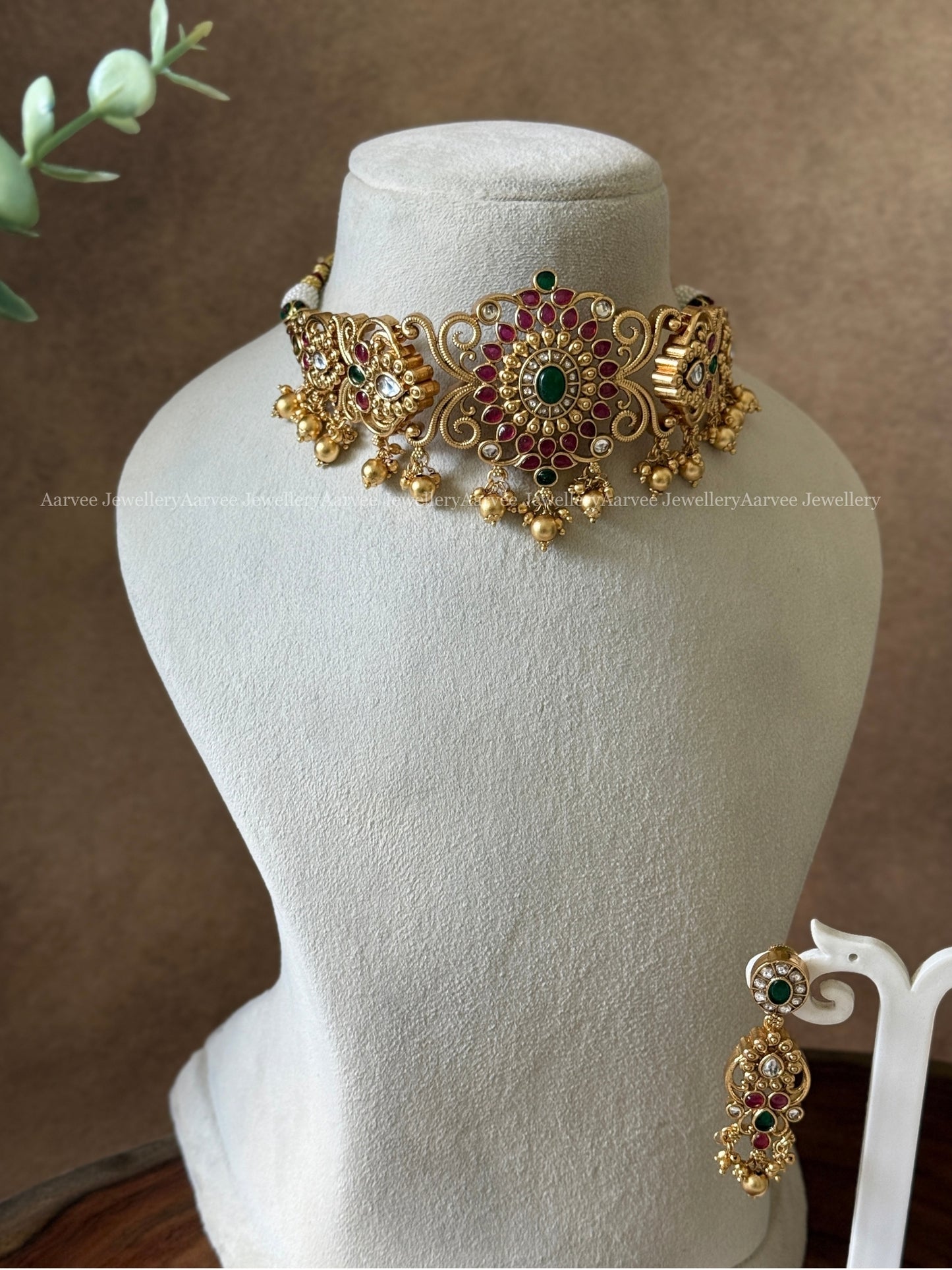 GOLD FINISH KEMP RUBY/ GREEN STONE FLORAL CHOKER SET WITH GOLD BEADS