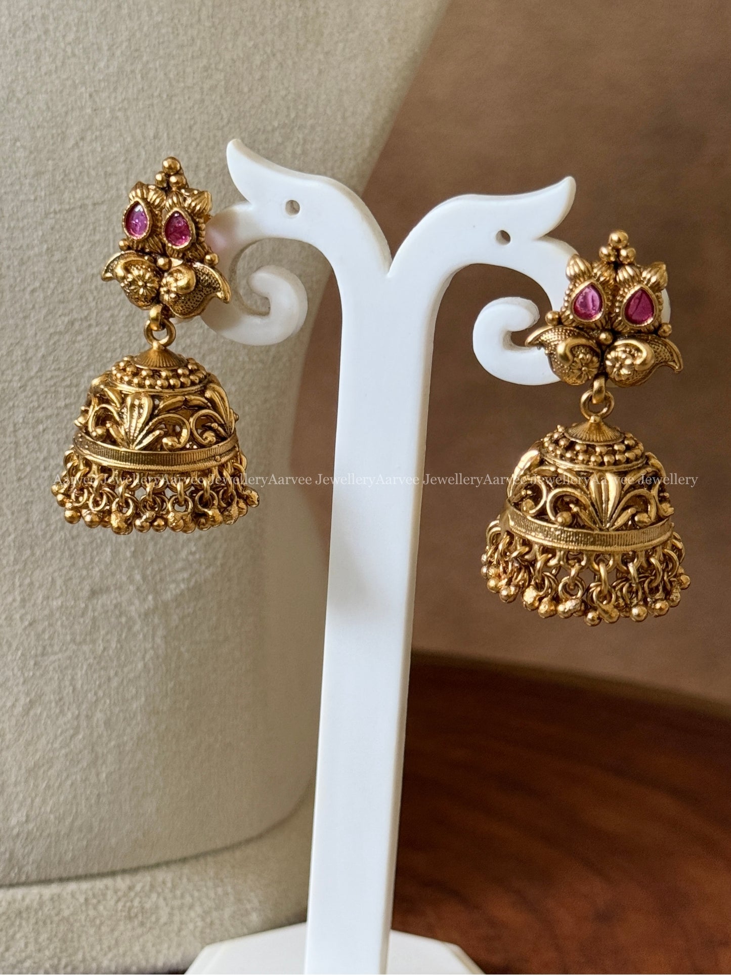 FULL GOLD TONE NECKLACE SET WITH RUBY STONES