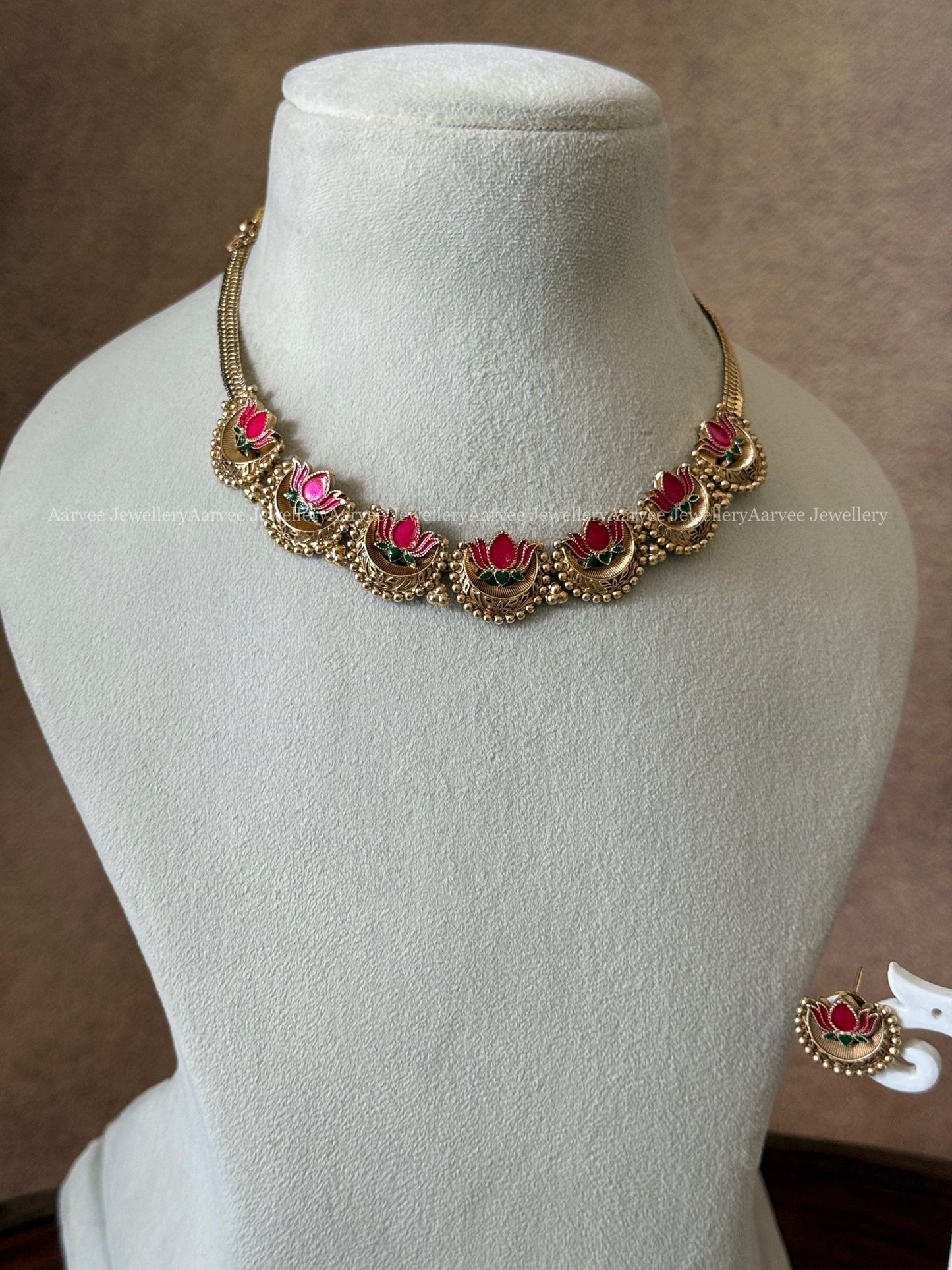 GOLD CHAIN NECKLACE SET WITH LOTUS MOTIF