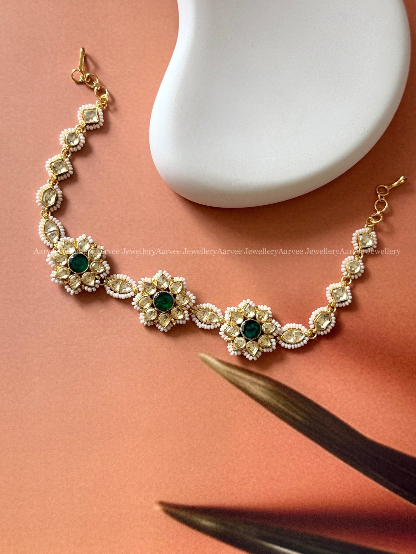 POLKI KUNDAN WHITE / GREEN STONES SHEESHPHOOL