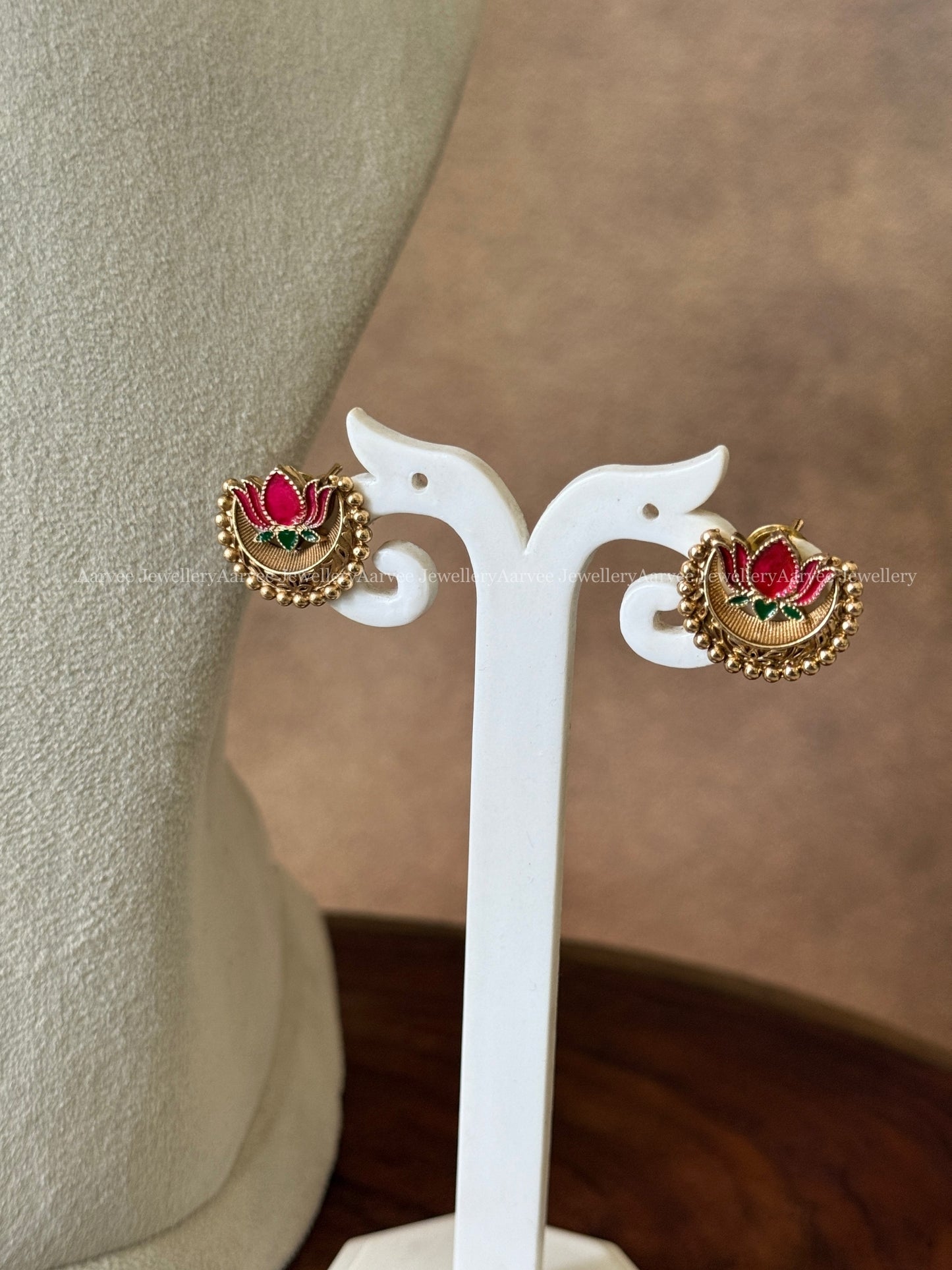 GOLD CHAIN NECKLACE SET WITH LOTUS MOTIF