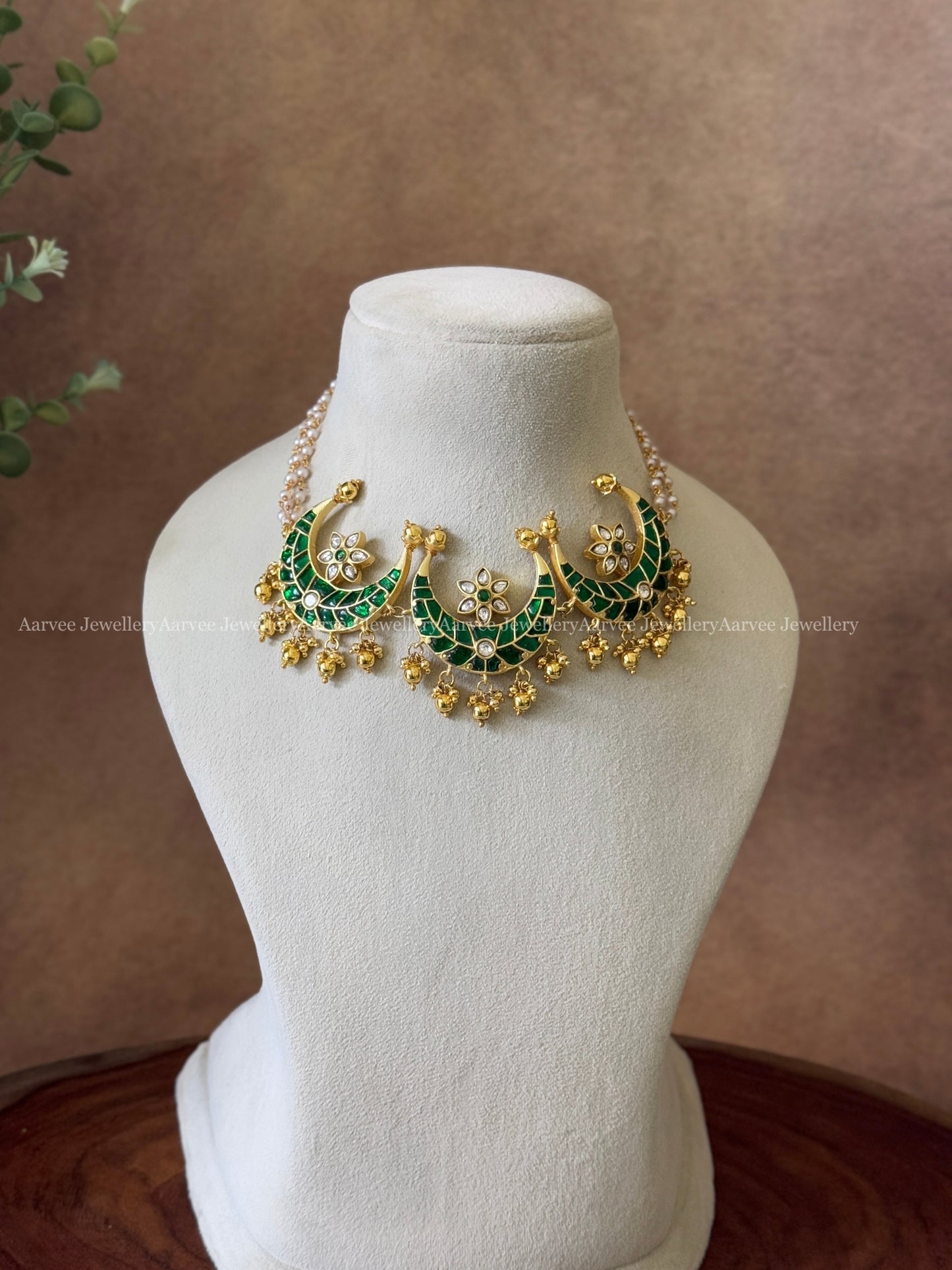 JADAU KUNDAN GREEN STONE CHOKER WITH CHAND PENDANT