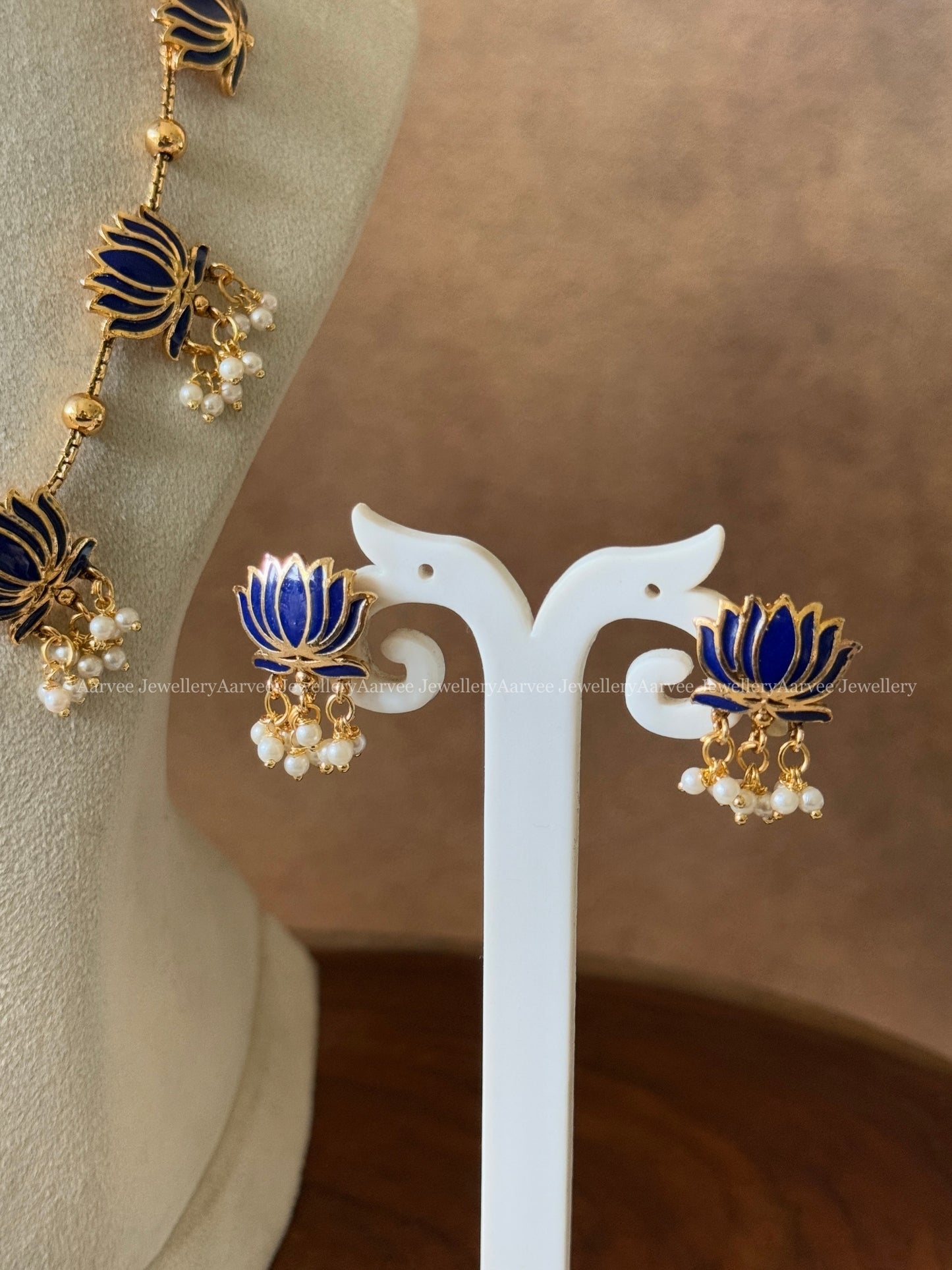 BLUE LOTUS MID LENGTH CHAIN WITH PEARLS