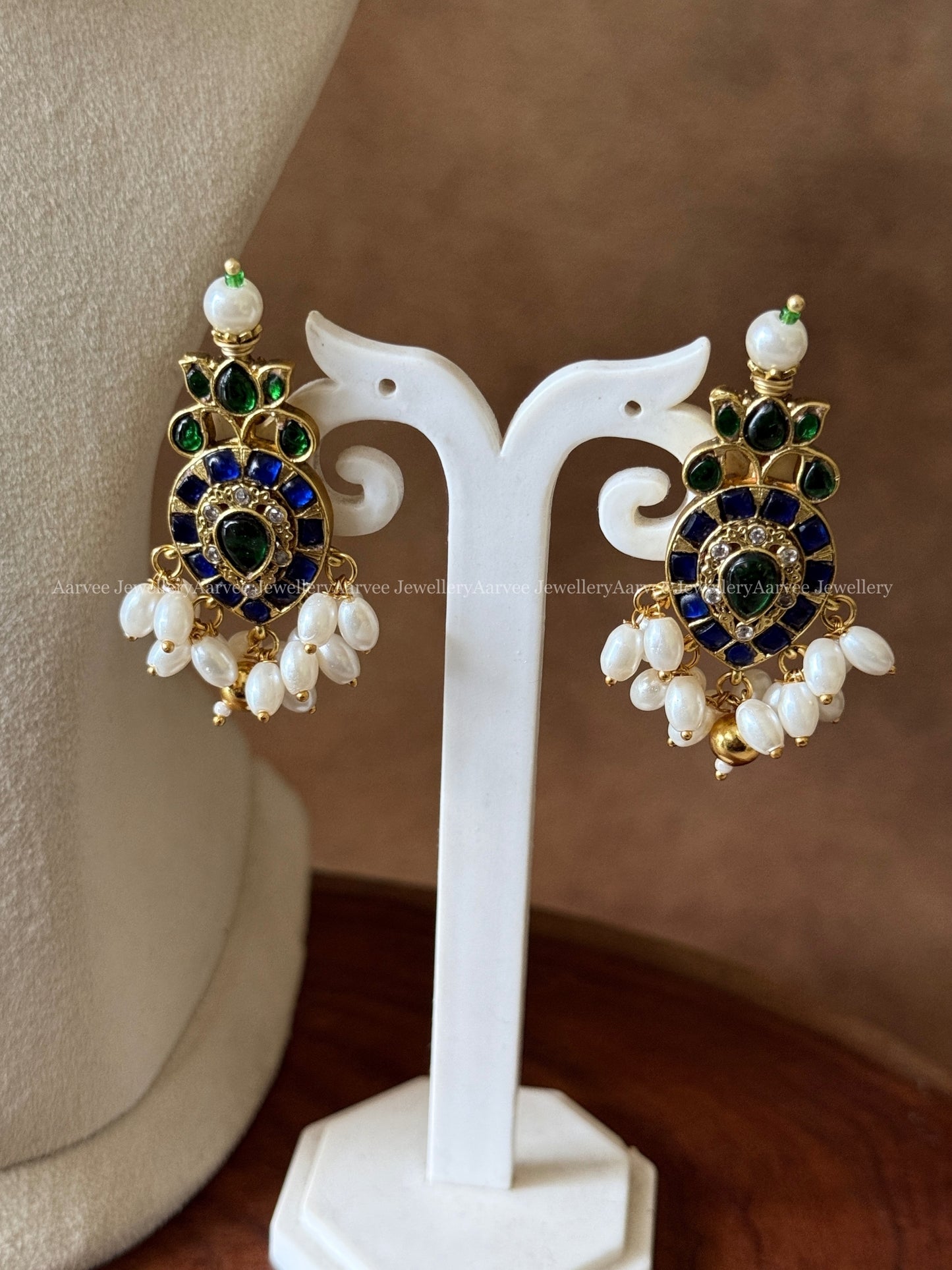 JADAU KUNDAN TEAR DROP NECKLACE SET IN GREEN / BLUE STONES AND PEARL BEADS