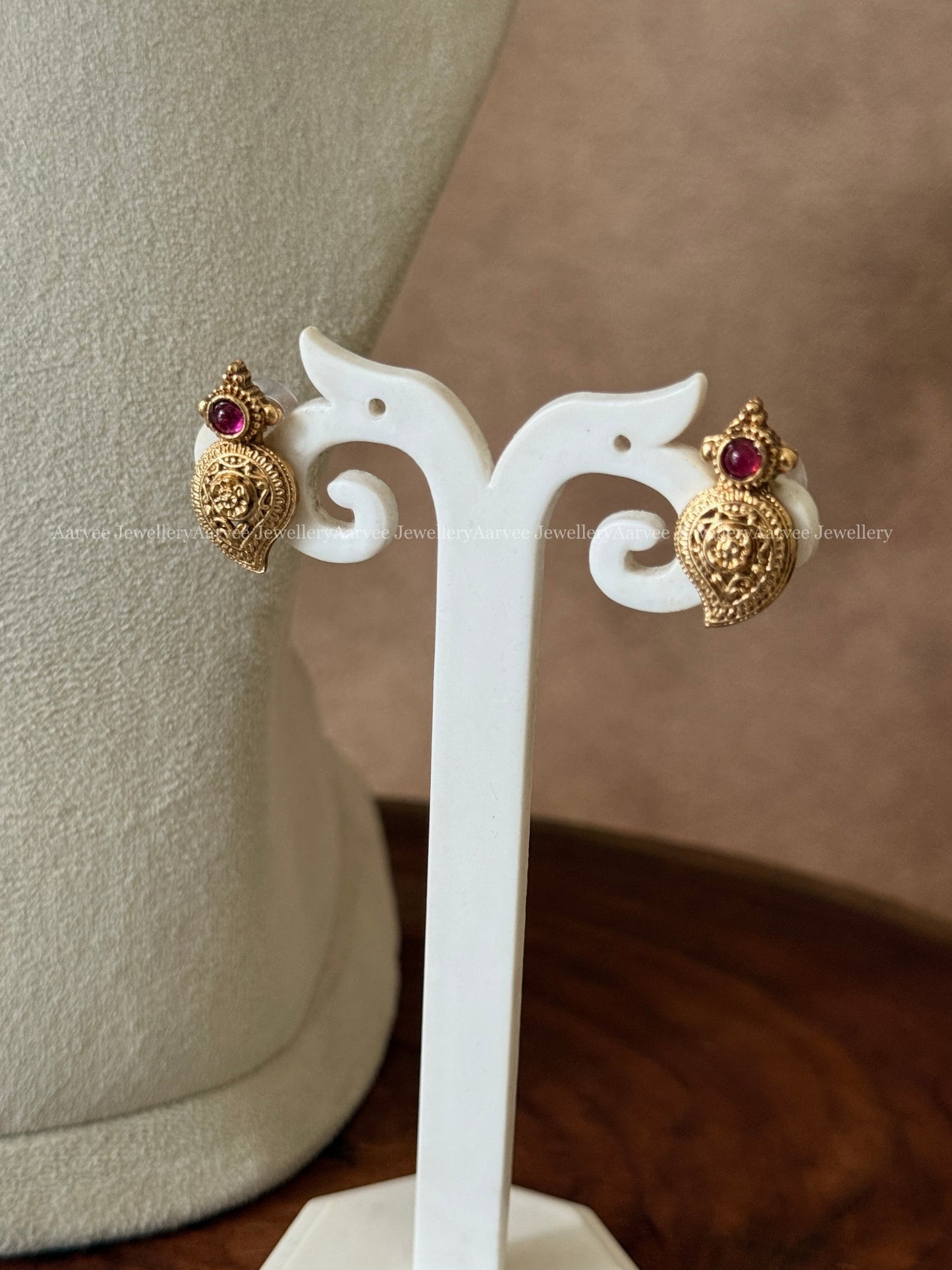 DELICATE GOLD CHAIN NECKLACE SET WITH GOLDEN MANGO MOTIF DESIGN - RUBY