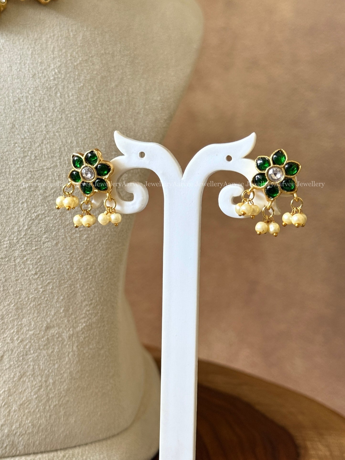 JADAU KUNDAN PEARL LINE NECKLACE SET WITH GREEN STONES FLORAL PENDANT