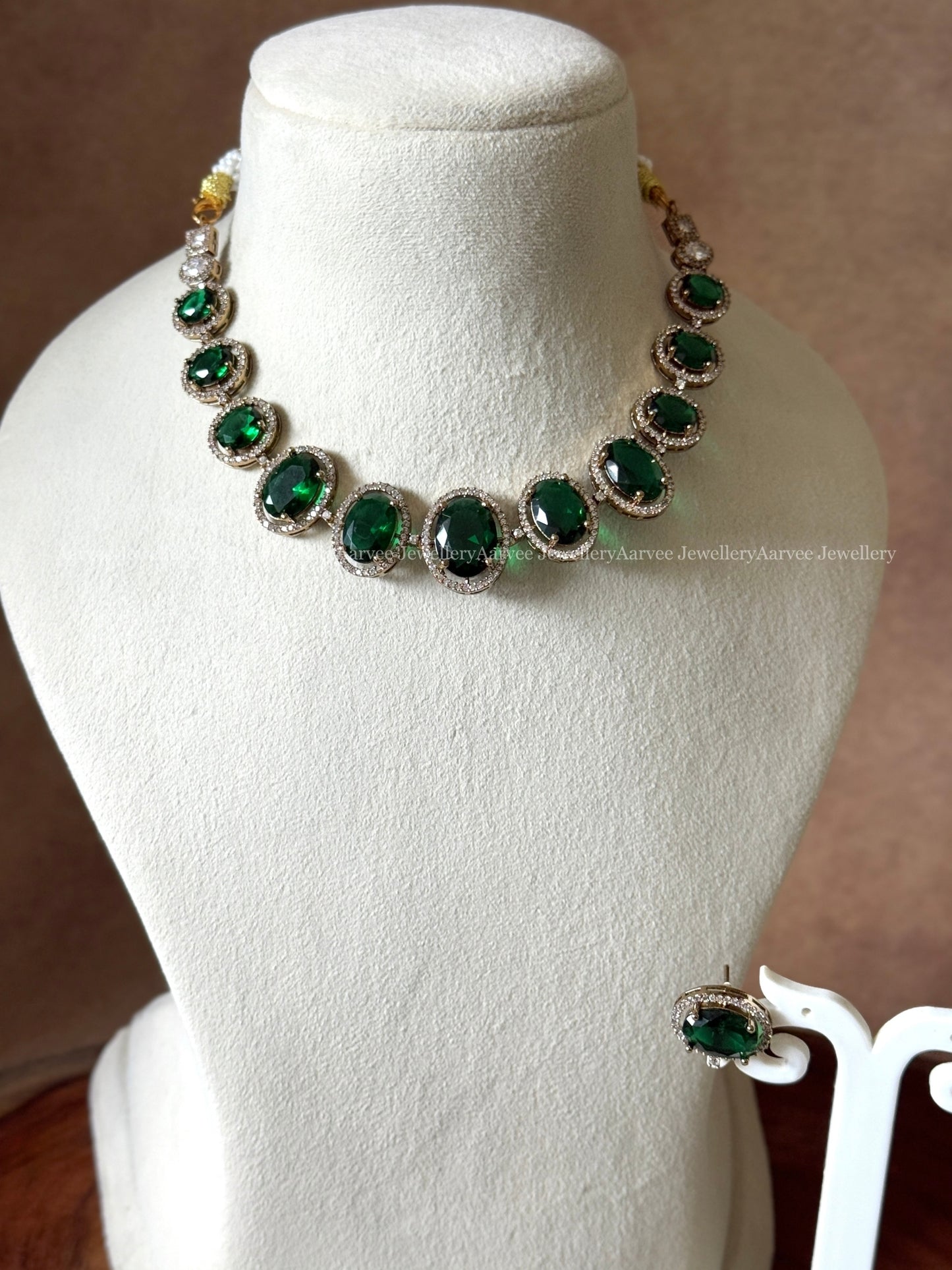 ELEGANT ROUND DESIGN GREEN STONE VICTORIAN NECKLACE SET