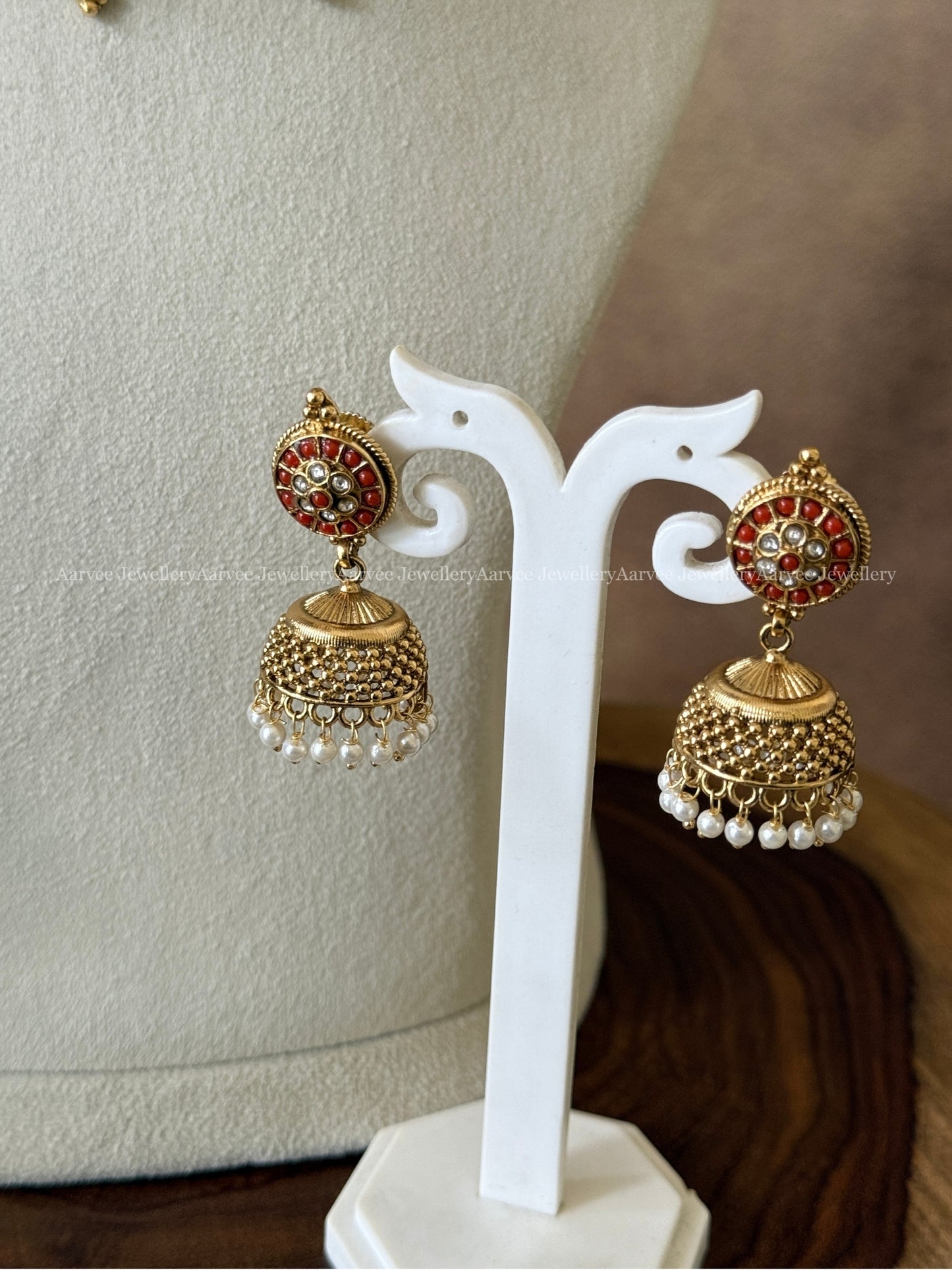 ANTIQUE GOLD NECKLACE SET WITH CORAL STONE BUTTA