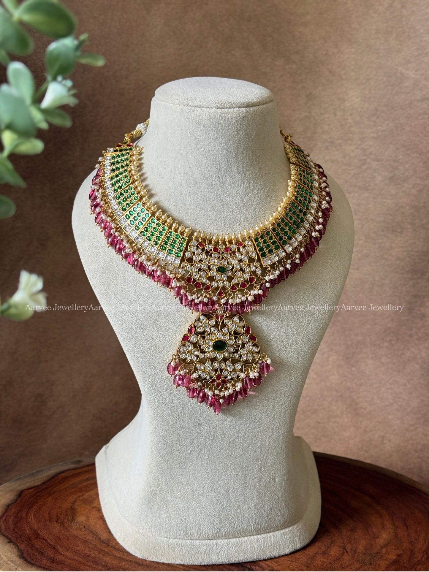 JADAU KUNDAN STATEMENT NECKLACE WITH GREEN STONES & WINE BEADS
