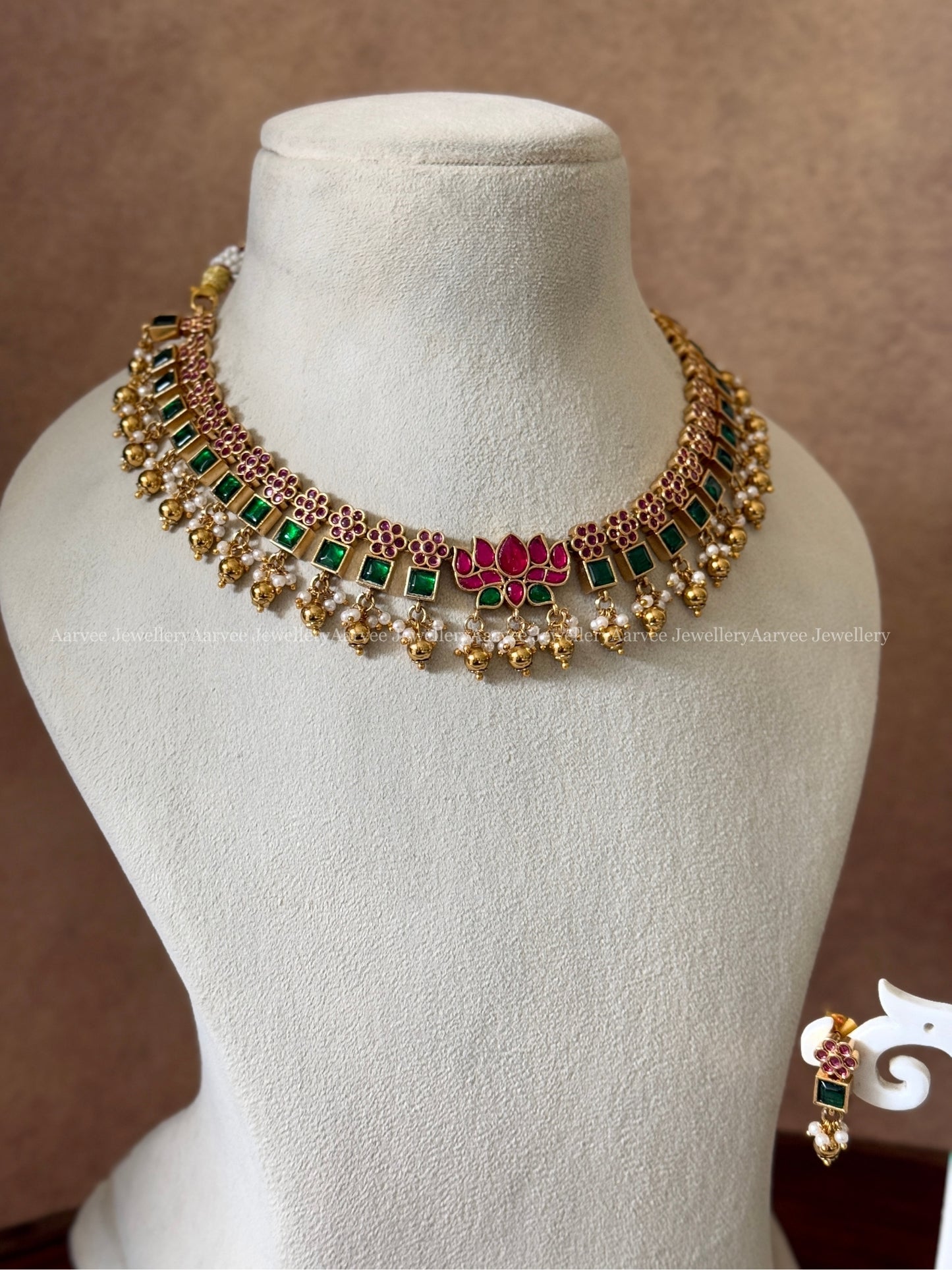 ELEGANT GREEN STONE FLORAL NECKLACE SET WITH LOTUS PENDANT