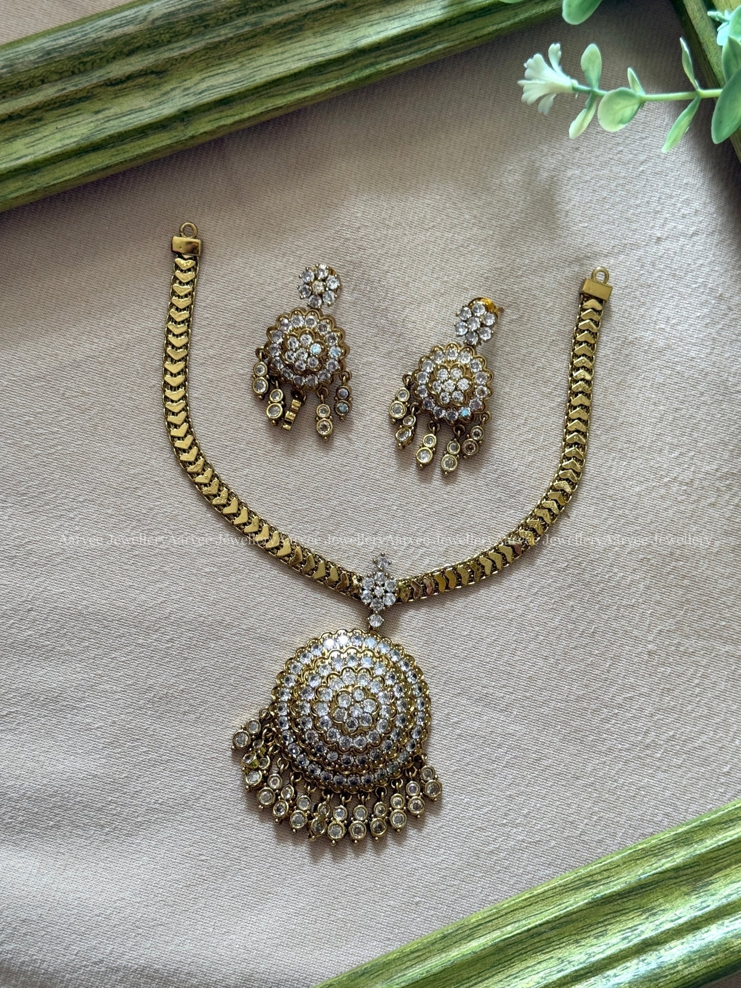 GOLD CHAIN NECKLACE SET WITH WHITE CZ STONES FLORAL PENDANT