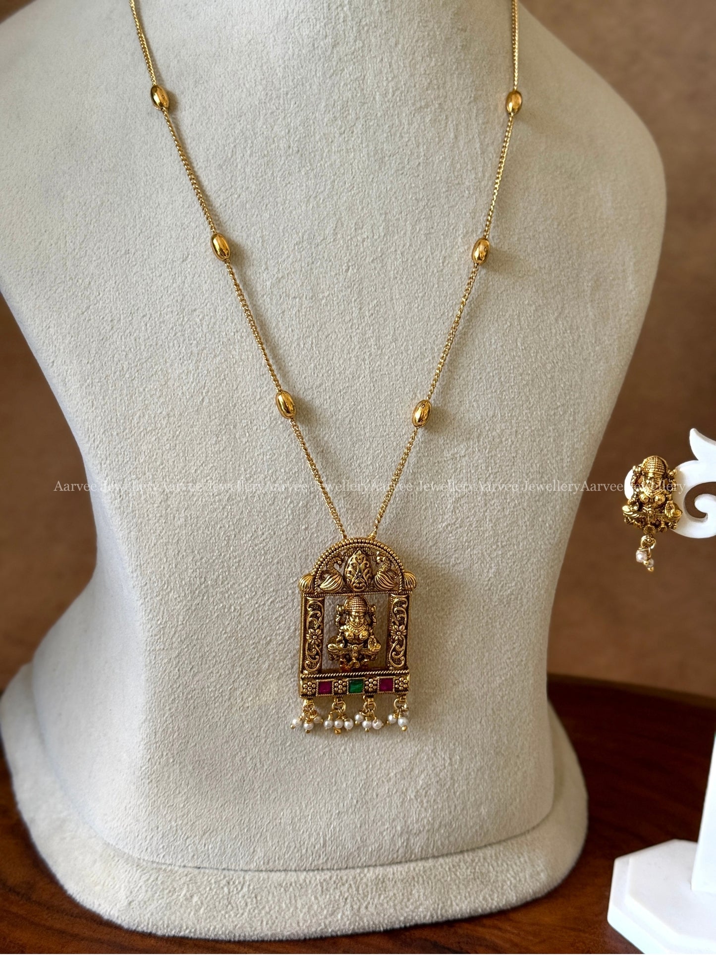 ANTIQUE GOLD CHAIN SET WITH LAKSHMI PENDANT IN PEARL BEADS