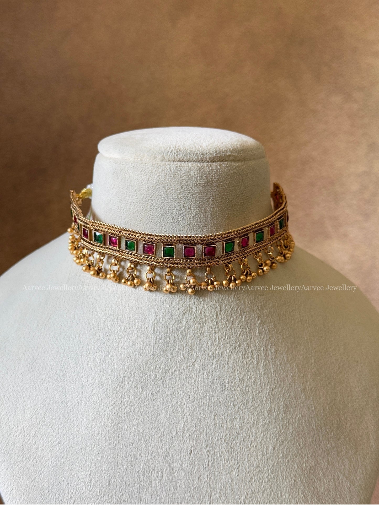 GOLD CHAIN CHOKER SET WITH RED / GREEN STONES