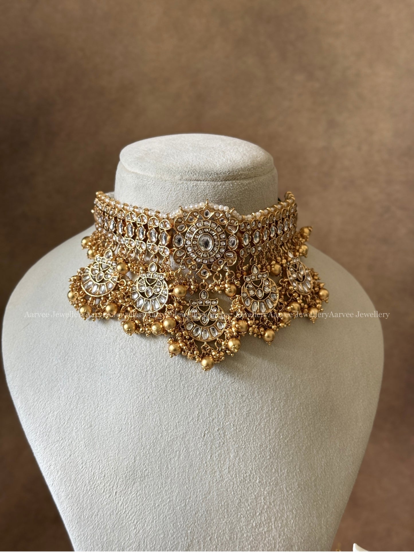 PREMIUM KEMP WHITE STONES MULTI PENDANT CHOKER SET WITH GOLD BEADS