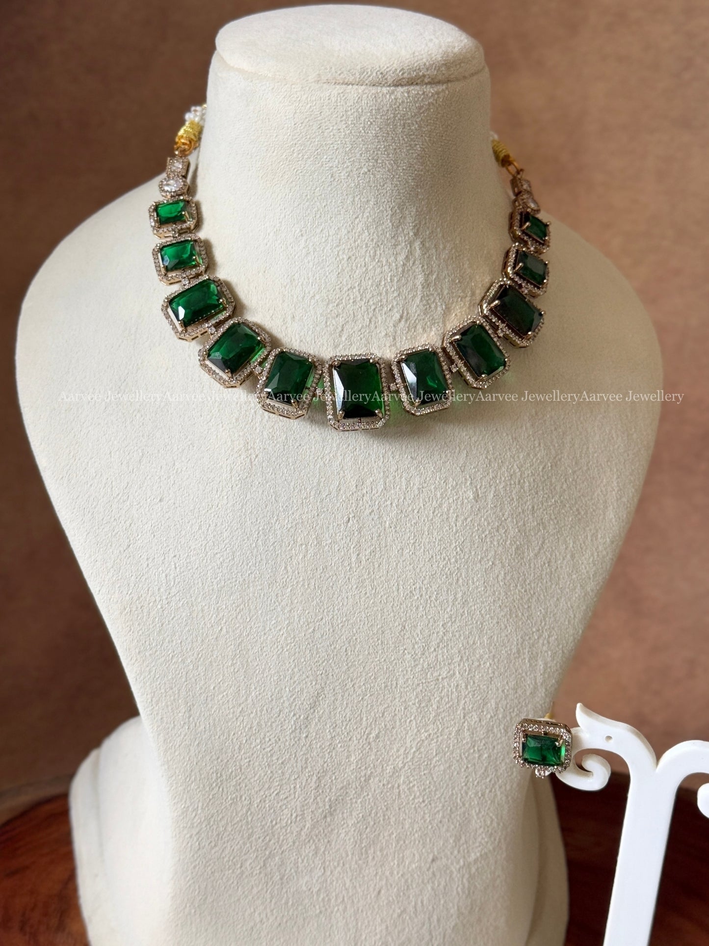SQUARE CUT GREEN STONE VICTORIAN NECKLACE SET