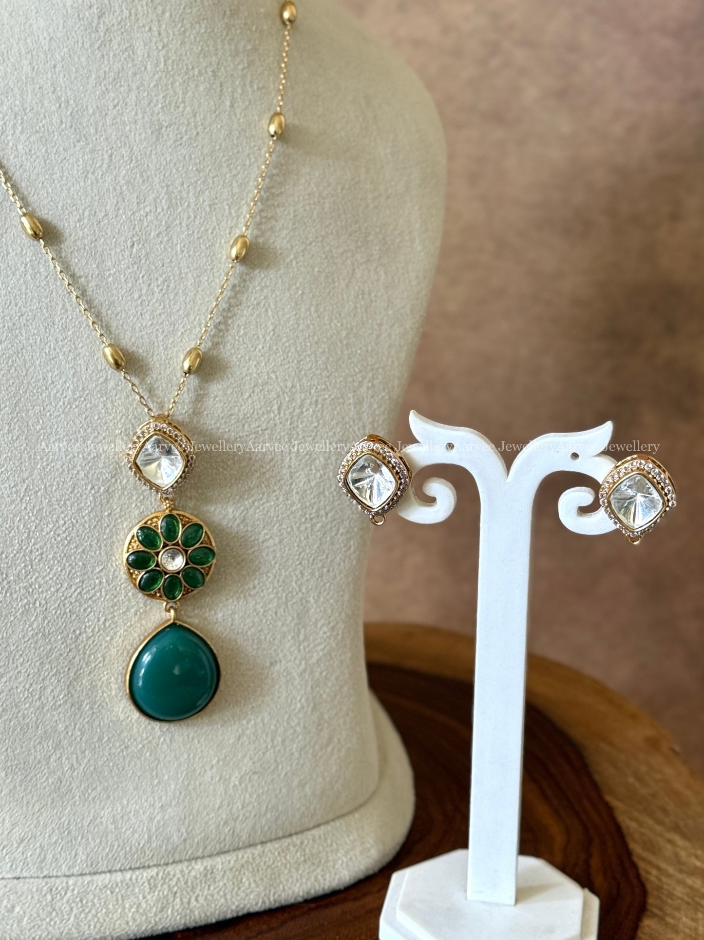 MID LENGTH GOLD CHAIN SET WITH SEA GREEN STONE PENDANT