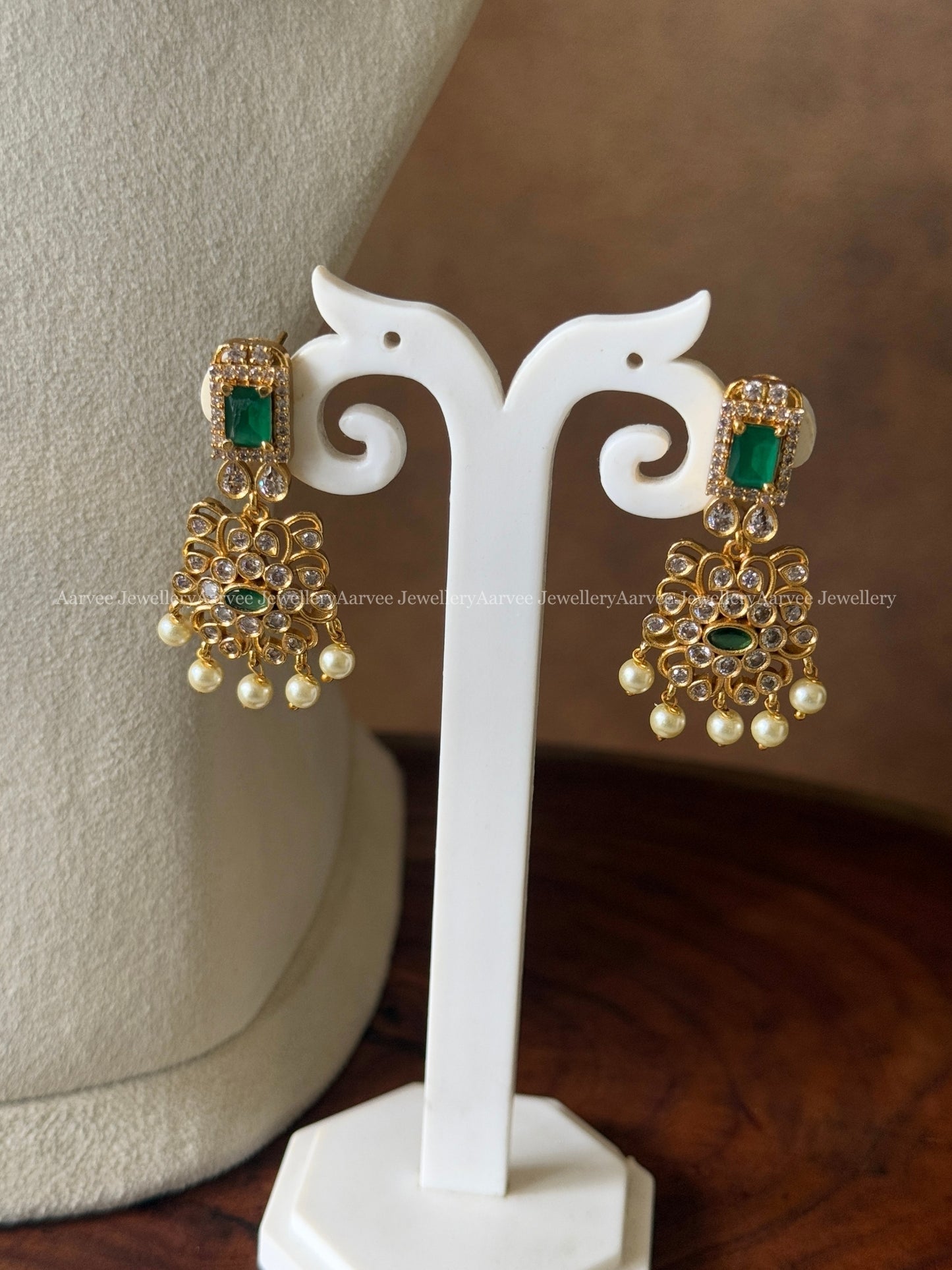 CZ GREEN STONE NECKLACE SET WITH PEARL BEADS