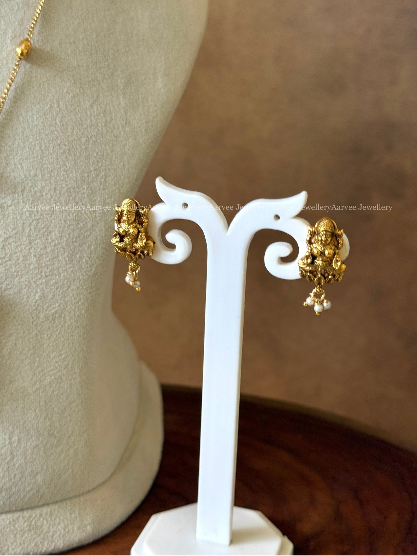 ANTIQUE GOLD CHAIN SET WITH LAKSHMI PENDANT IN PEARL BEADS