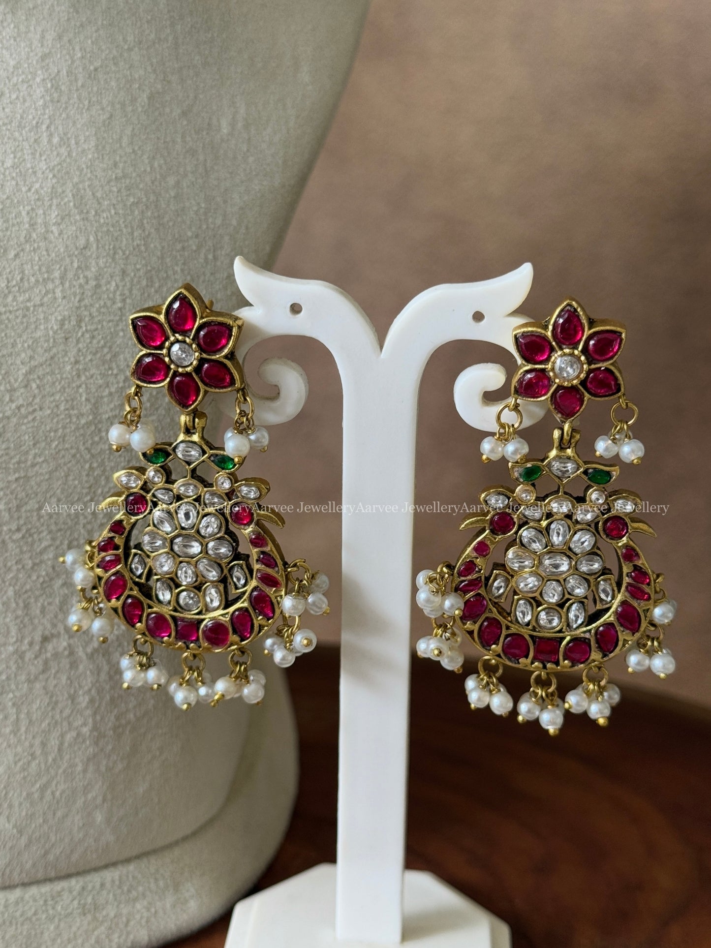 JADAU KUNDAN HIGH NECK CHOKER SET WITH RUBY/ GREEN / WHITE STONES AND PEARLS