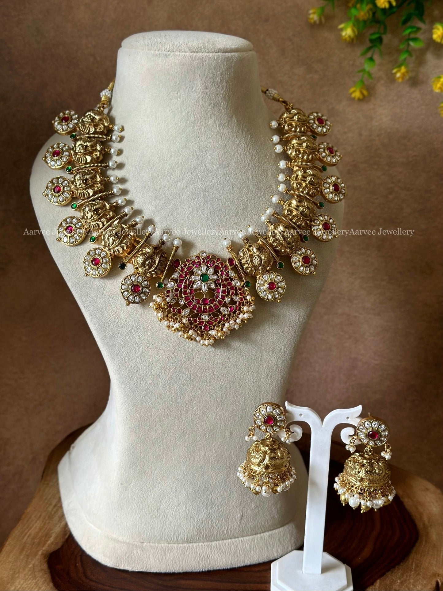 JADAU KUNDAN GOLD FINISH BROAD ANNAM NECKLACE SET WITH FLORAL PENDANT