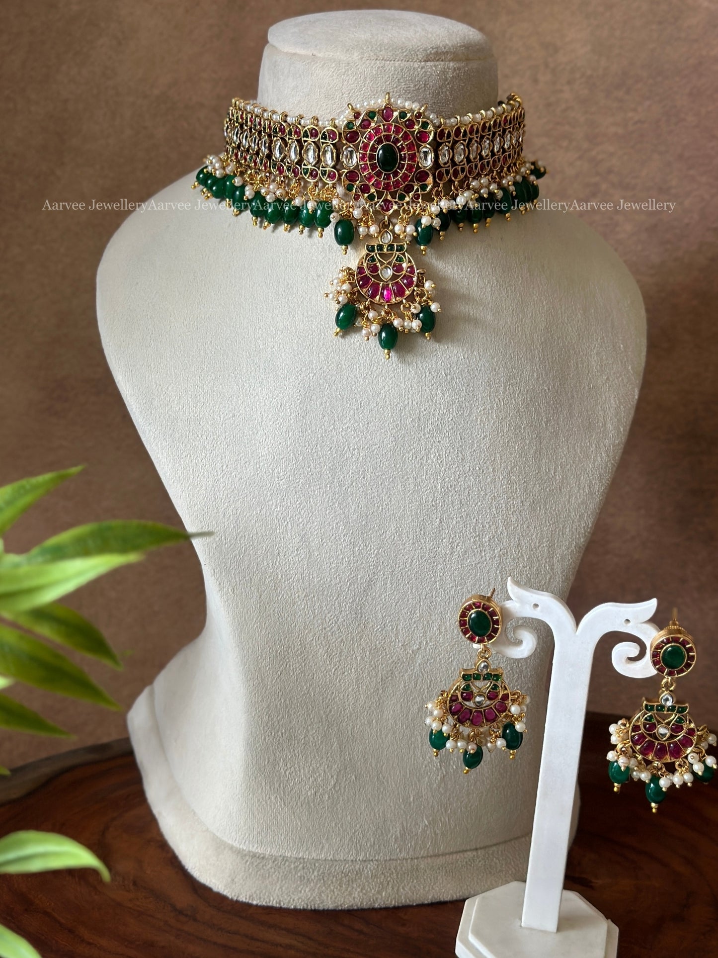 KEMP CHOKER SET WITH GREEN BEADS